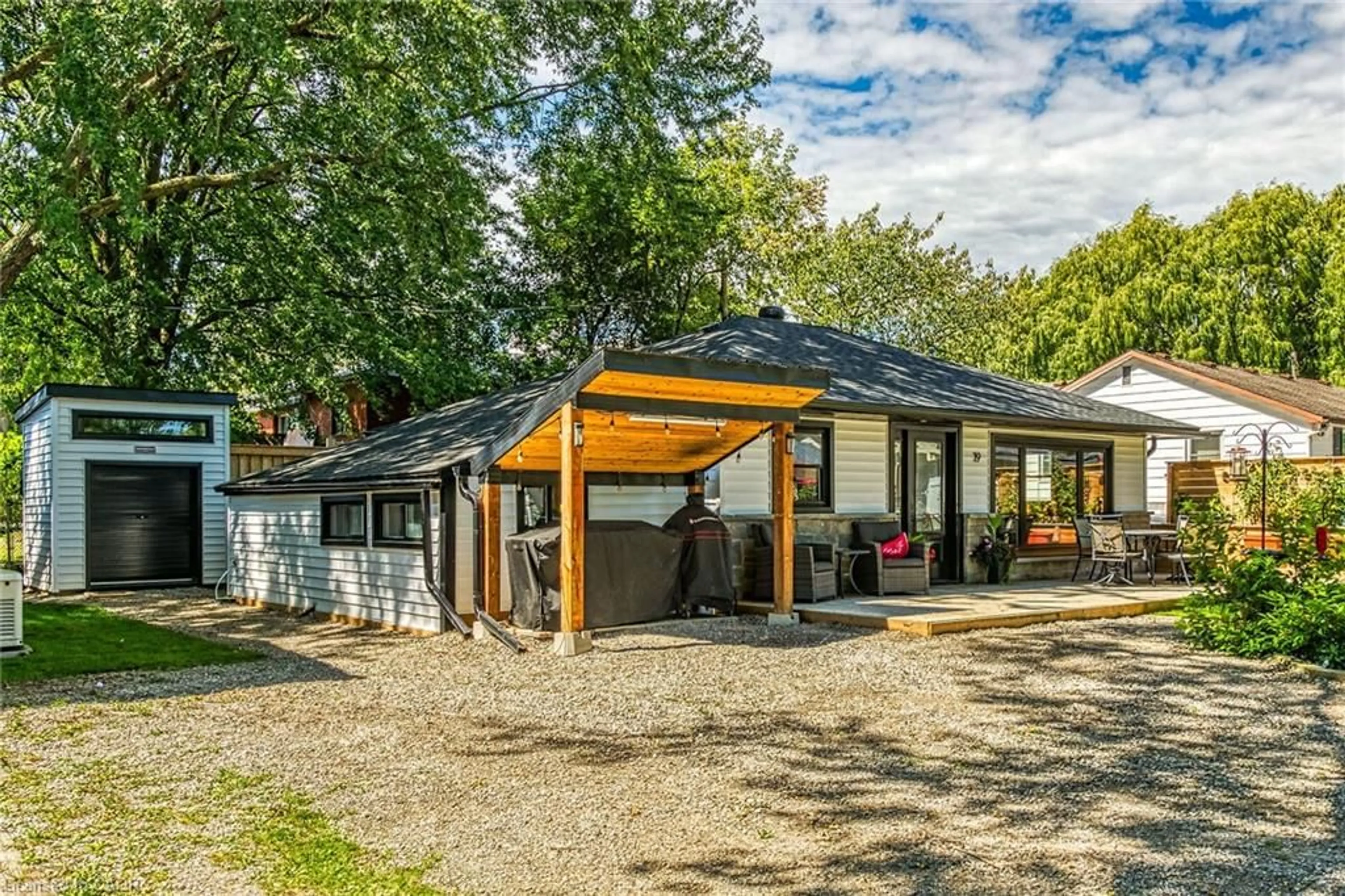 A pic from outside/outdoor area/front of a property/back of a property/a pic from drone, street for 19 3rd St, Selkirk Ontario N0A 1P0
