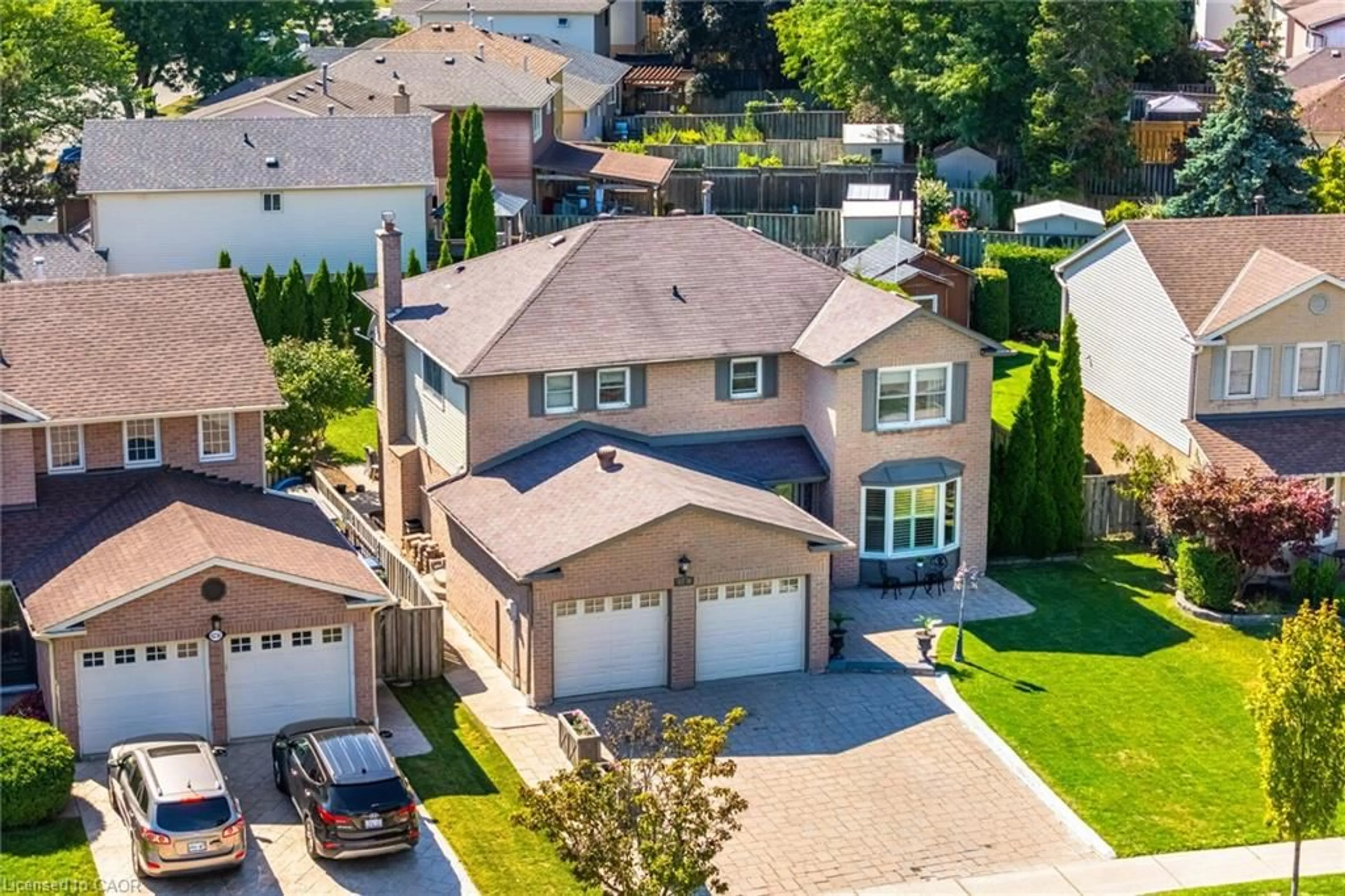 A pic from outside/outdoor area/front of a property/back of a property/a pic from drone, street for 6240 Edenwood Dr, Mississauga Ontario L5N 3B7