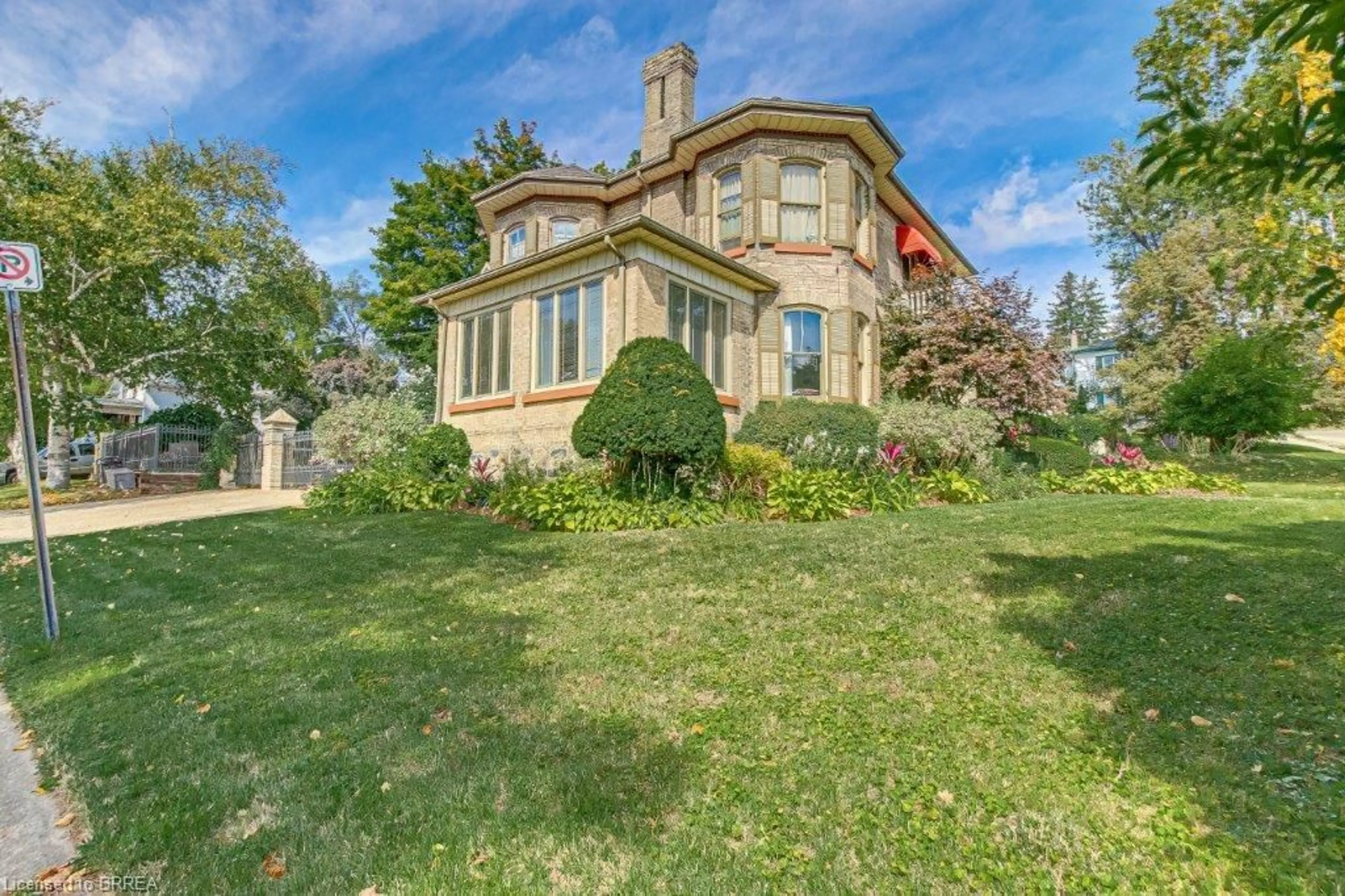 A pic from outside/outdoor area/front of a property/back of a property/a pic from drone, unknown for 40 Broadway St, Paris Ontario N3L 2R6