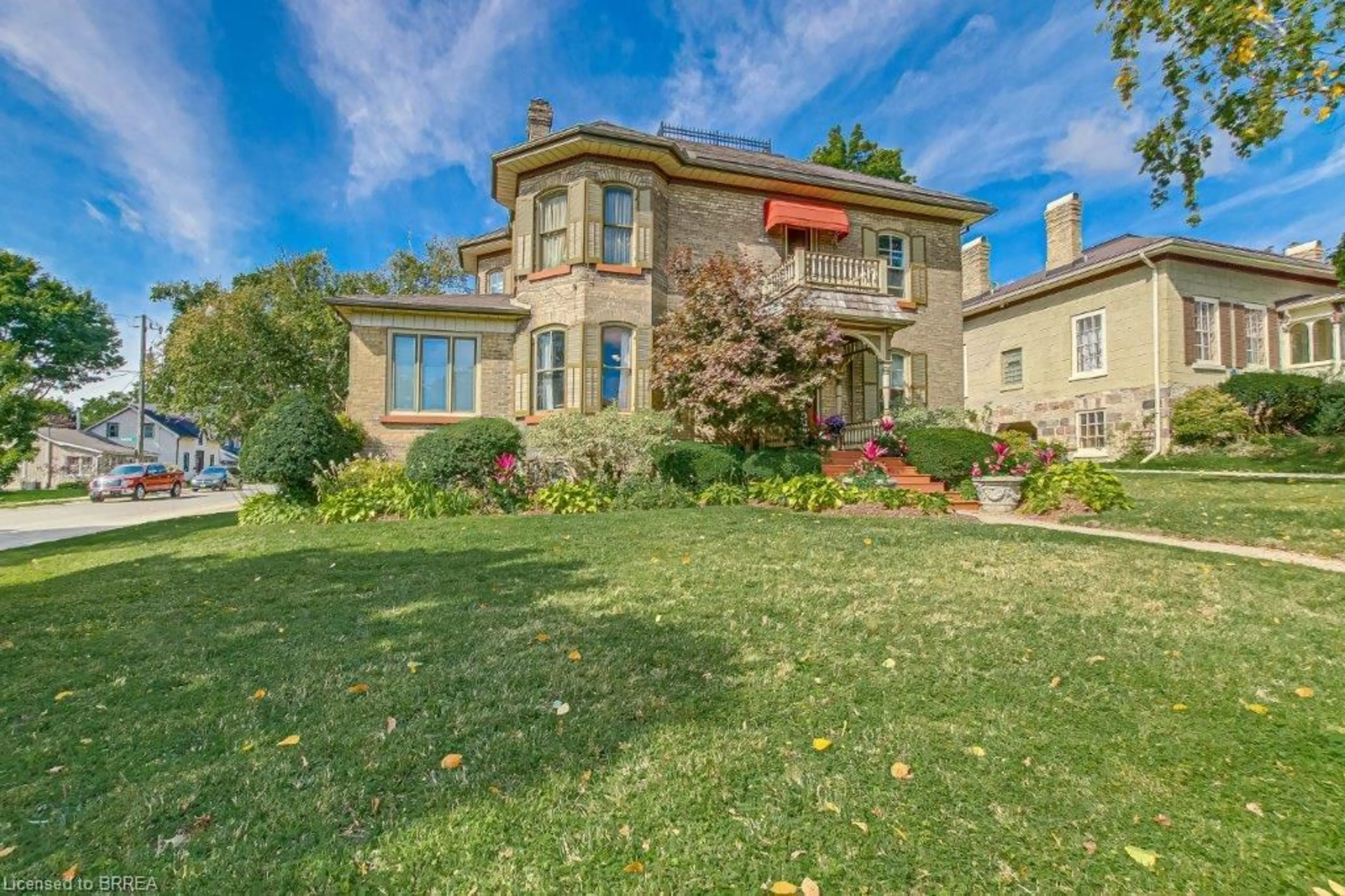 A pic from outside/outdoor area/front of a property/back of a property/a pic from drone, unknown for 40 Broadway St, Paris Ontario N3L 2R6