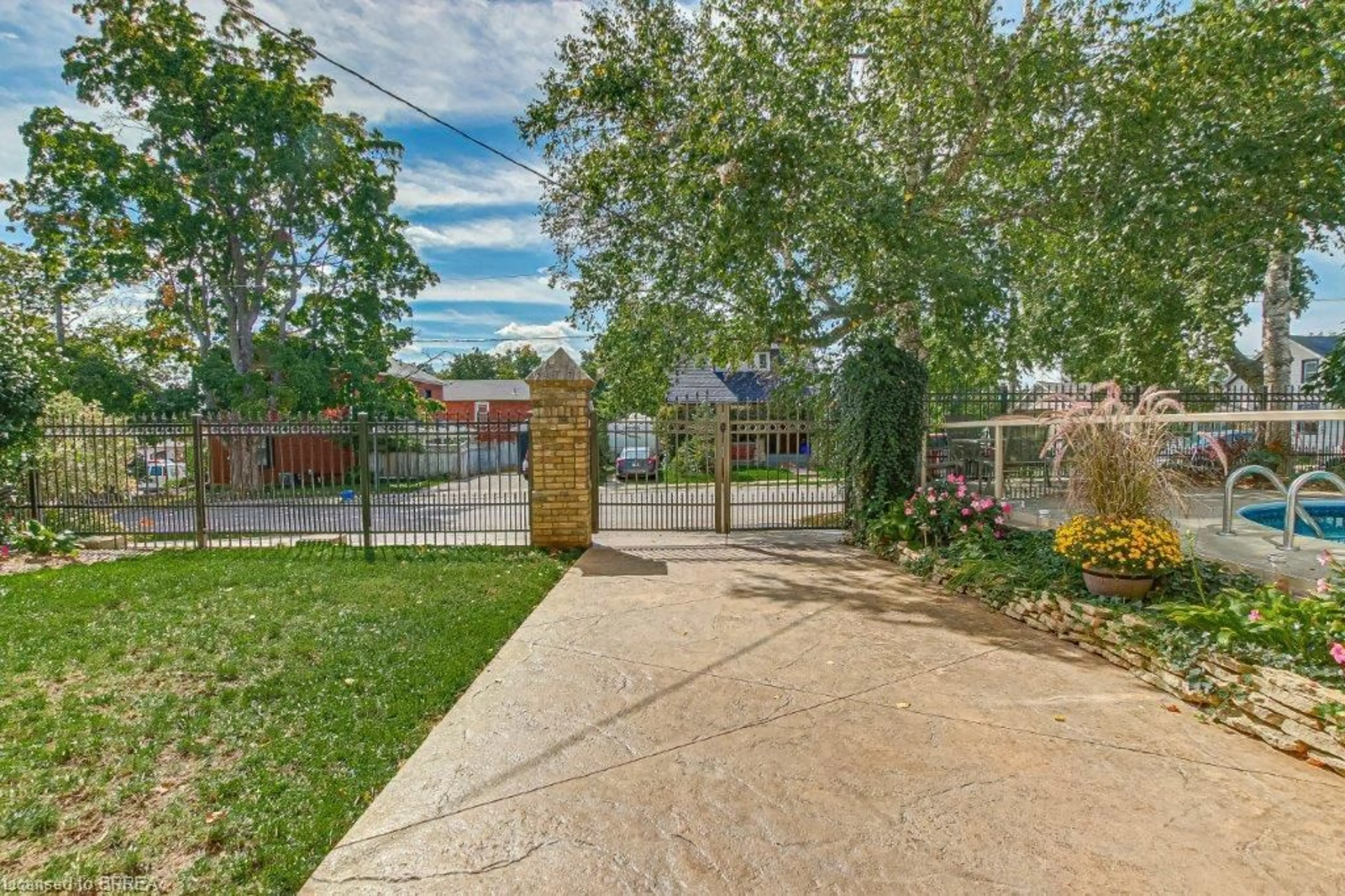 A pic from outside/outdoor area/front of a property/back of a property/a pic from drone, street for 40 Broadway St, Paris Ontario N3L 2R6