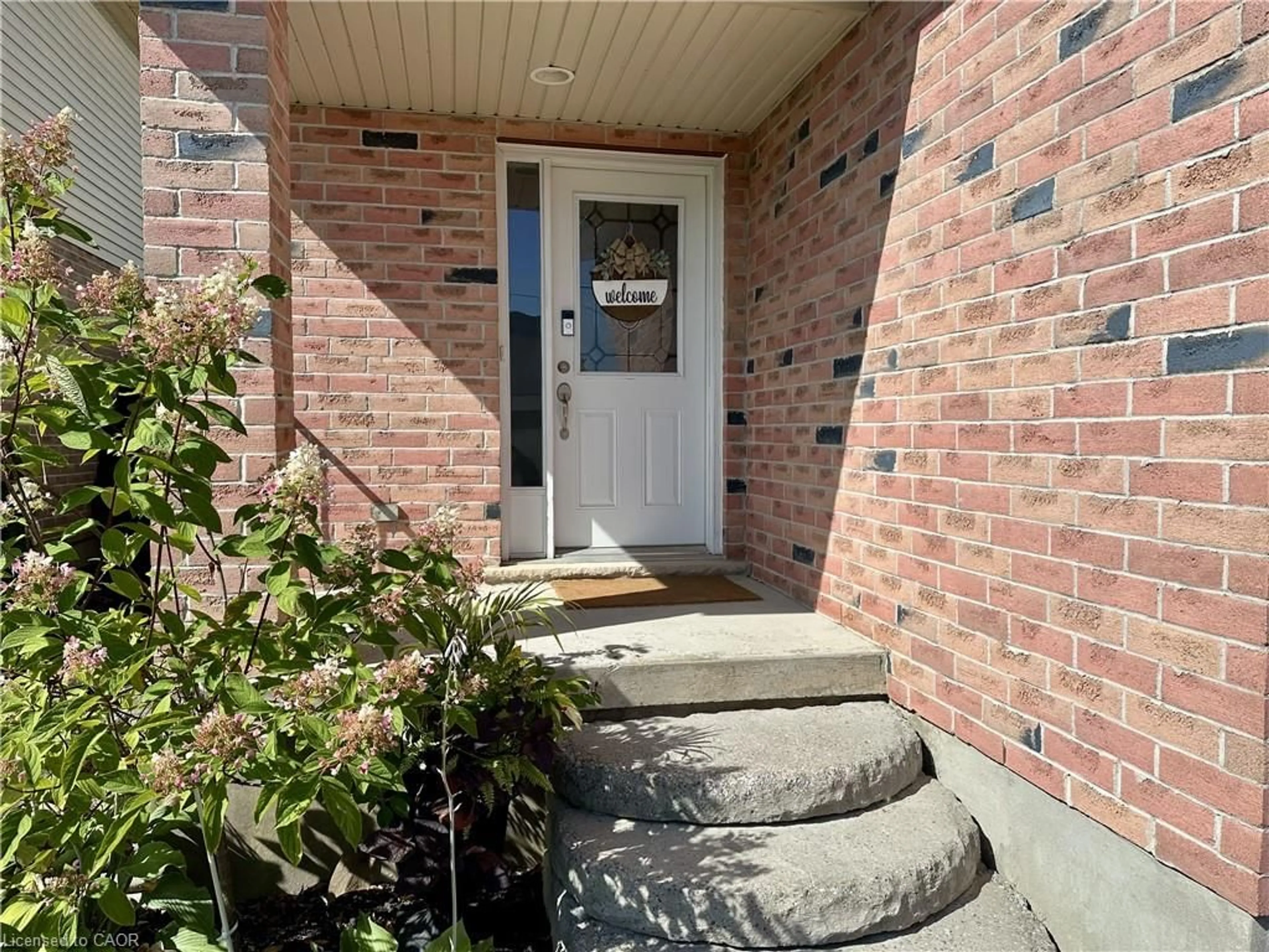 Indoor entryway for 1409 Old Zeller Dr, Kitchener Ontario N2A 4M8