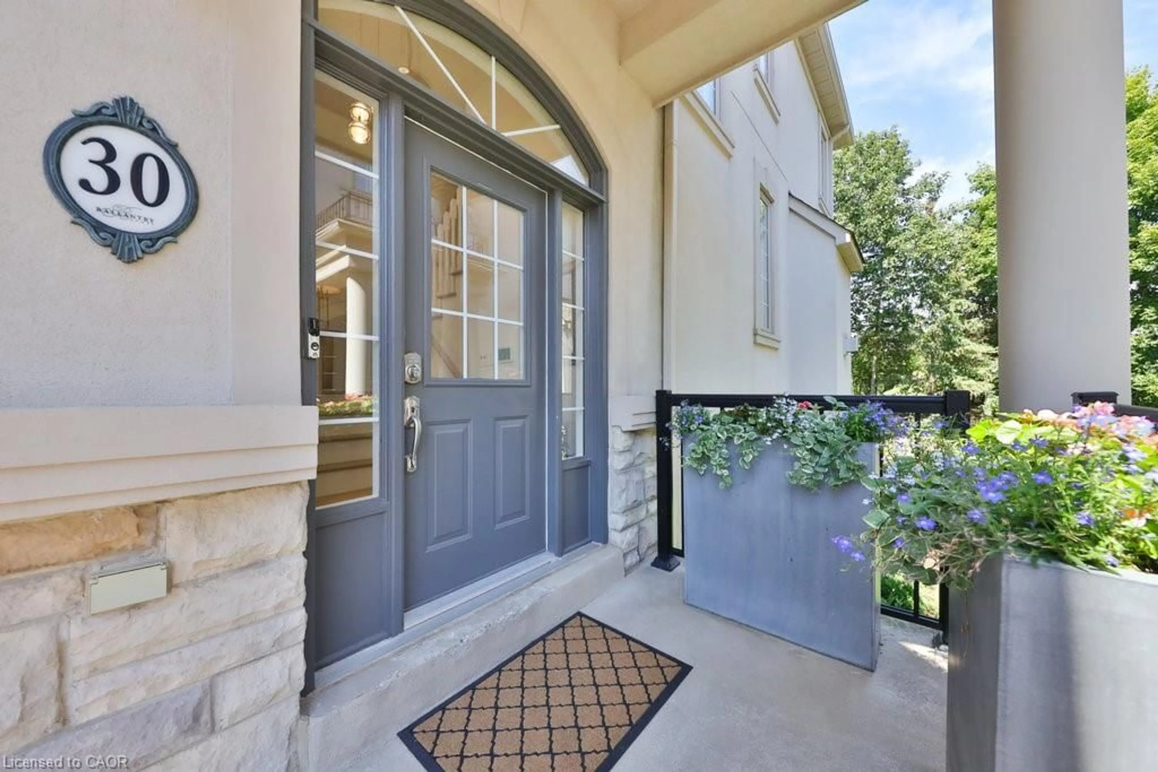 Indoor entryway for 2400 Neyagawa Blvd #30, Oakville Ontario L6H 7P5