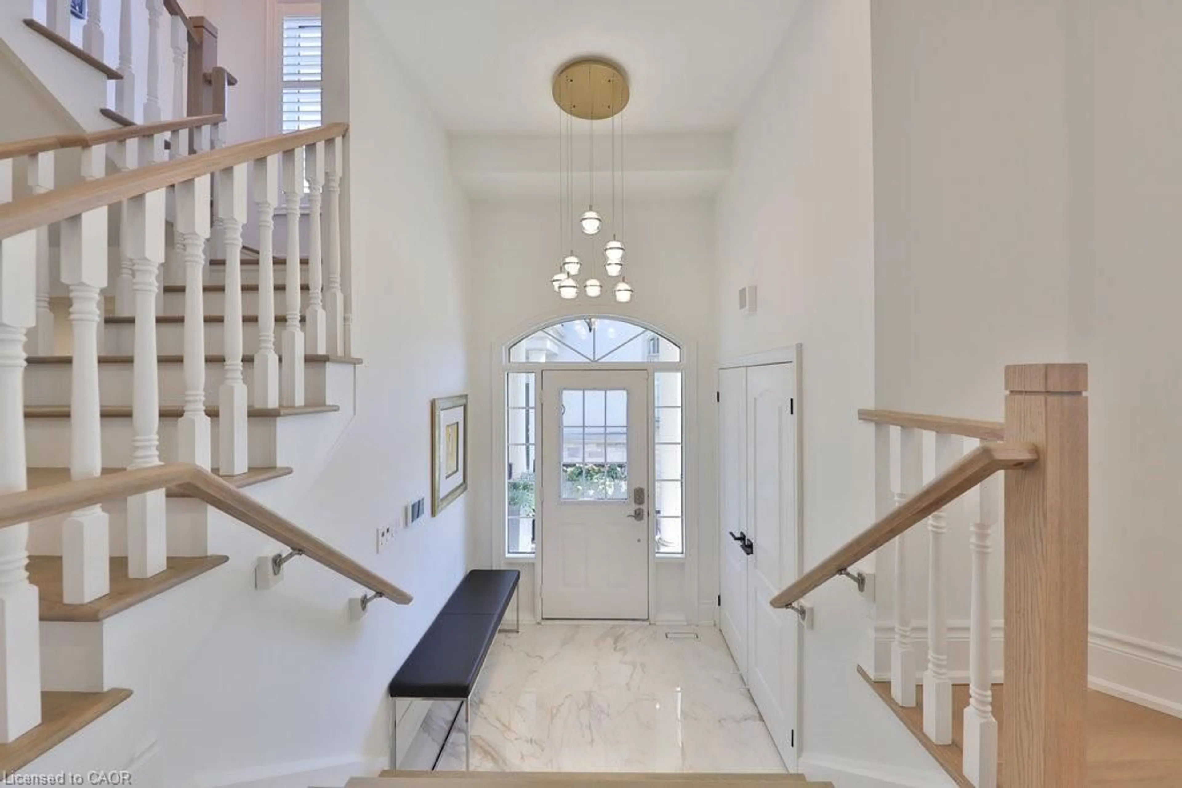 Indoor foyer for 2400 Neyagawa Blvd #30, Oakville Ontario L6H 7P5