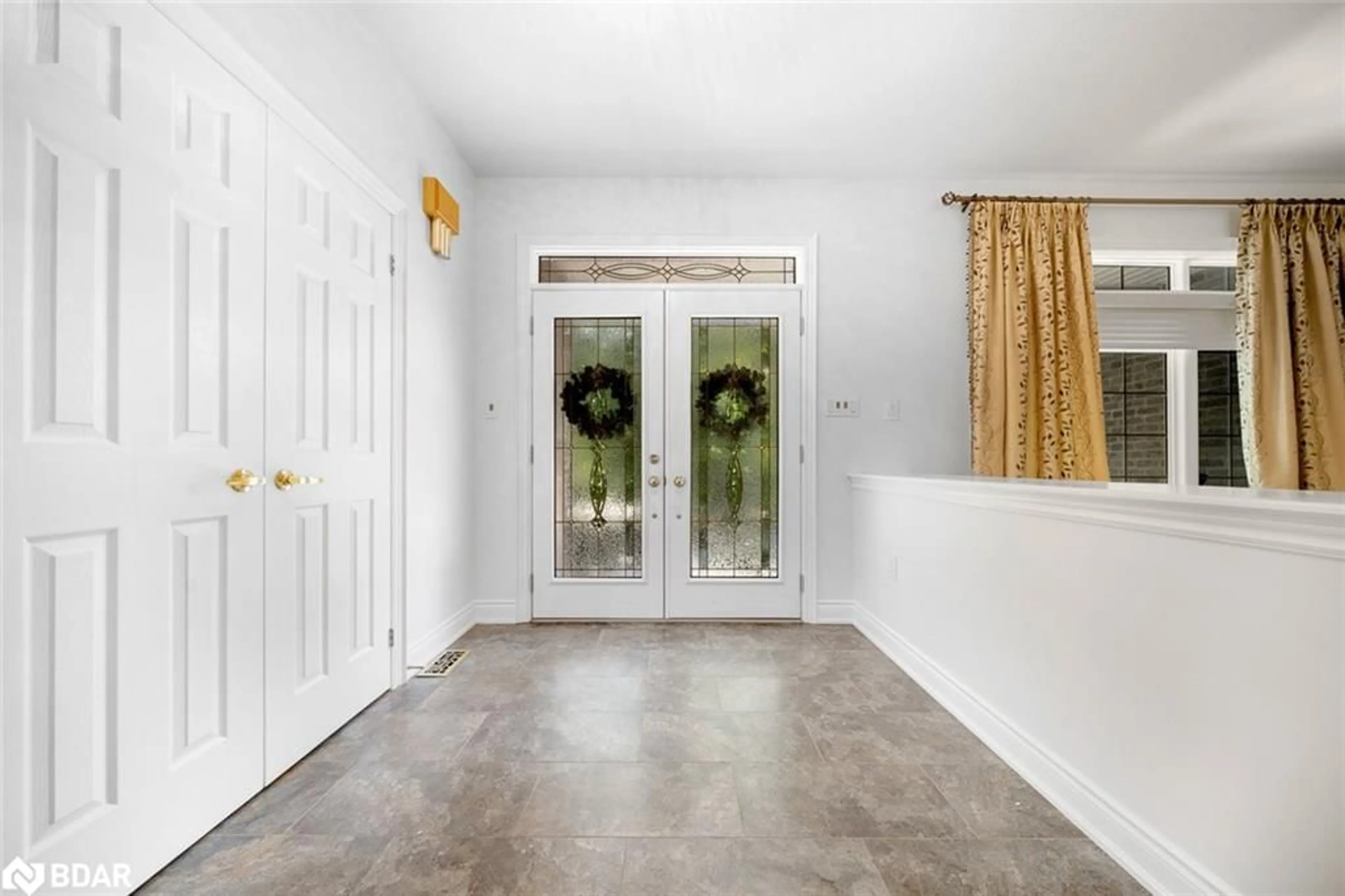 Indoor entryway for 1882 Providence Lane, Severn Ontario L3V 0V6