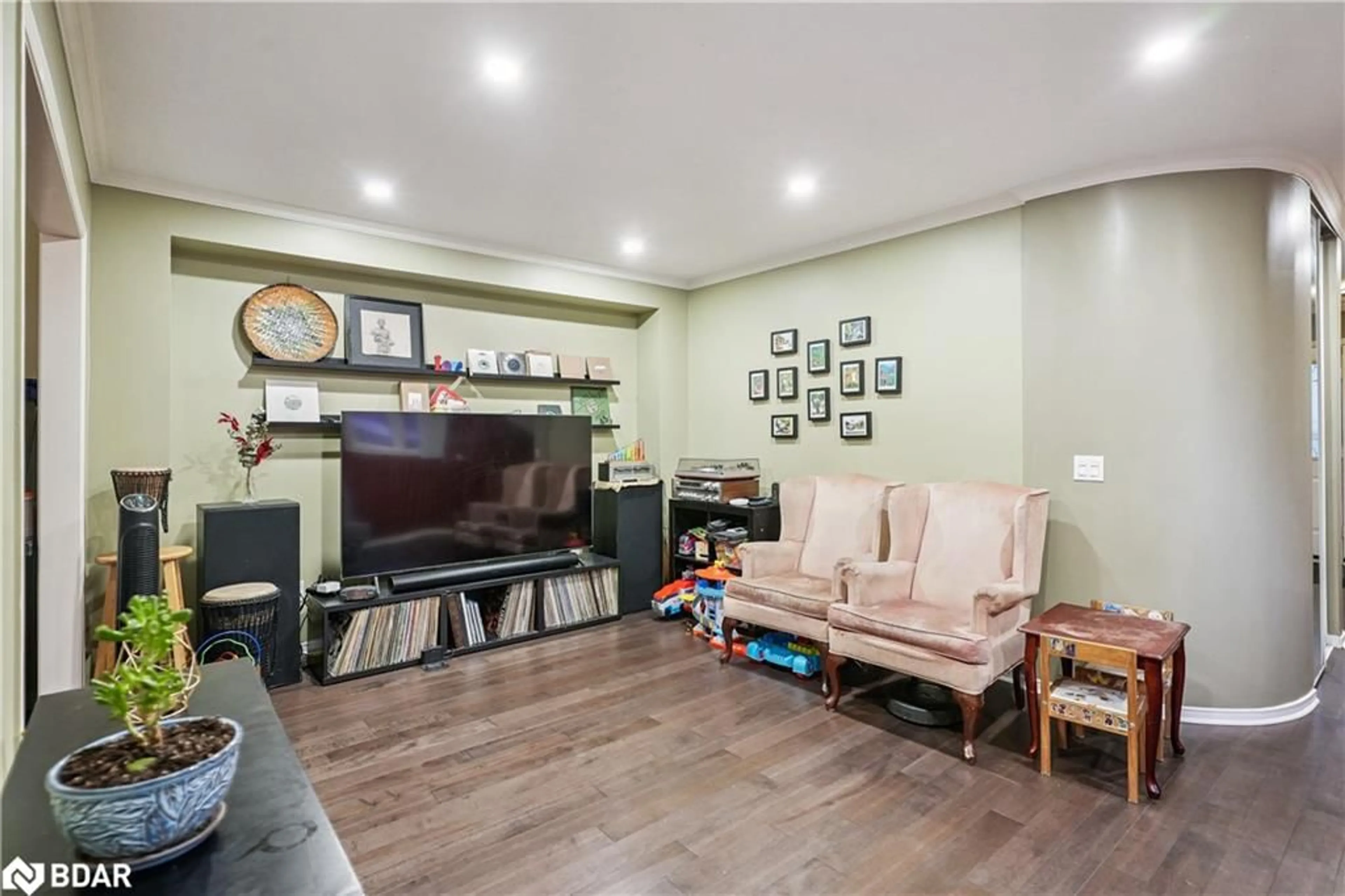 Living room with furniture, wood/laminate floor for 6157 Kingston Rd #23, Scarborough Ontario M1C 4Z3
