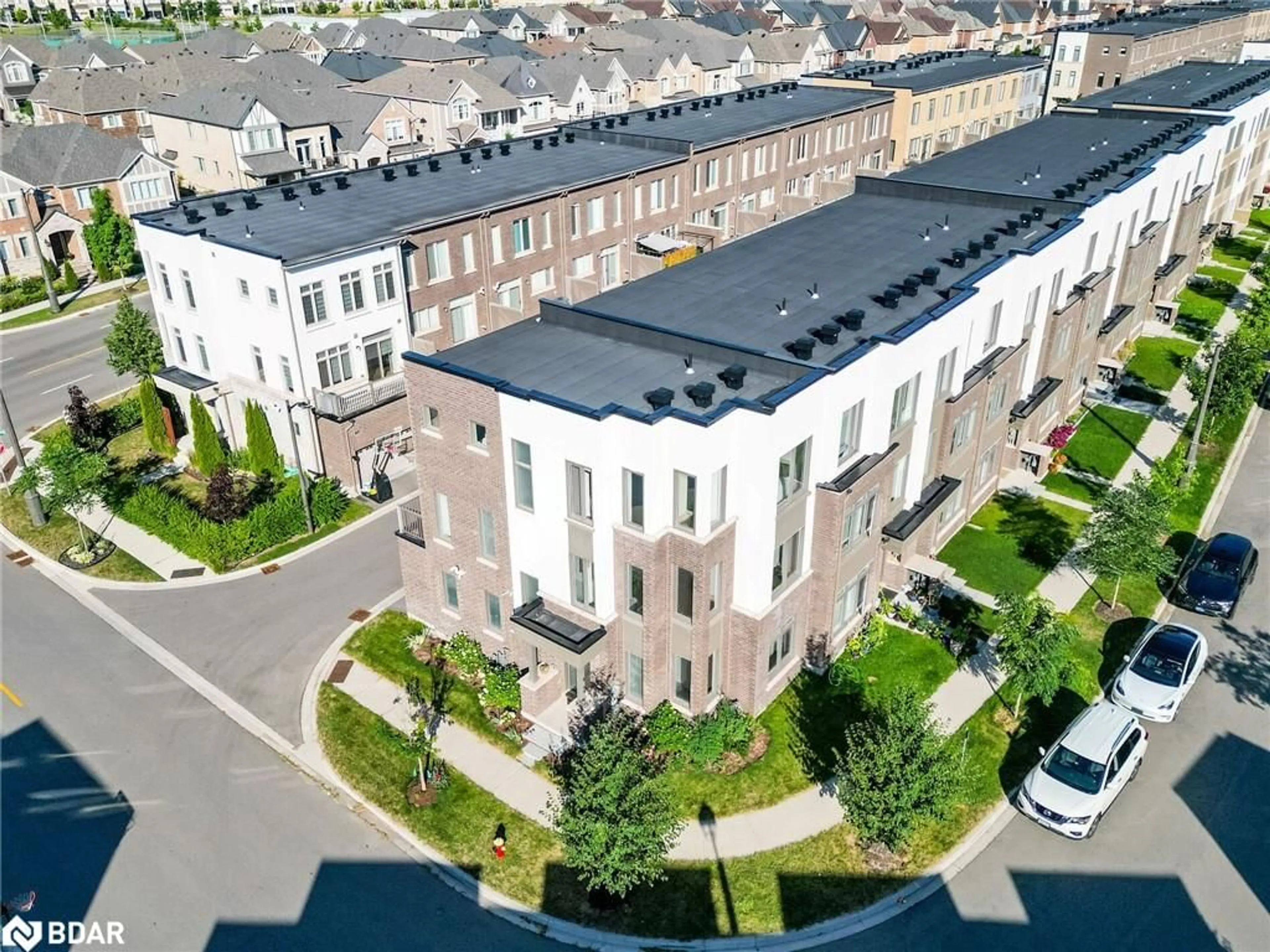 A pic from outside/outdoor area/front of a property/back of a property/a pic from drone, unknown for 3128 Mintwood Cir, Oakville Ontario L6H 0P2