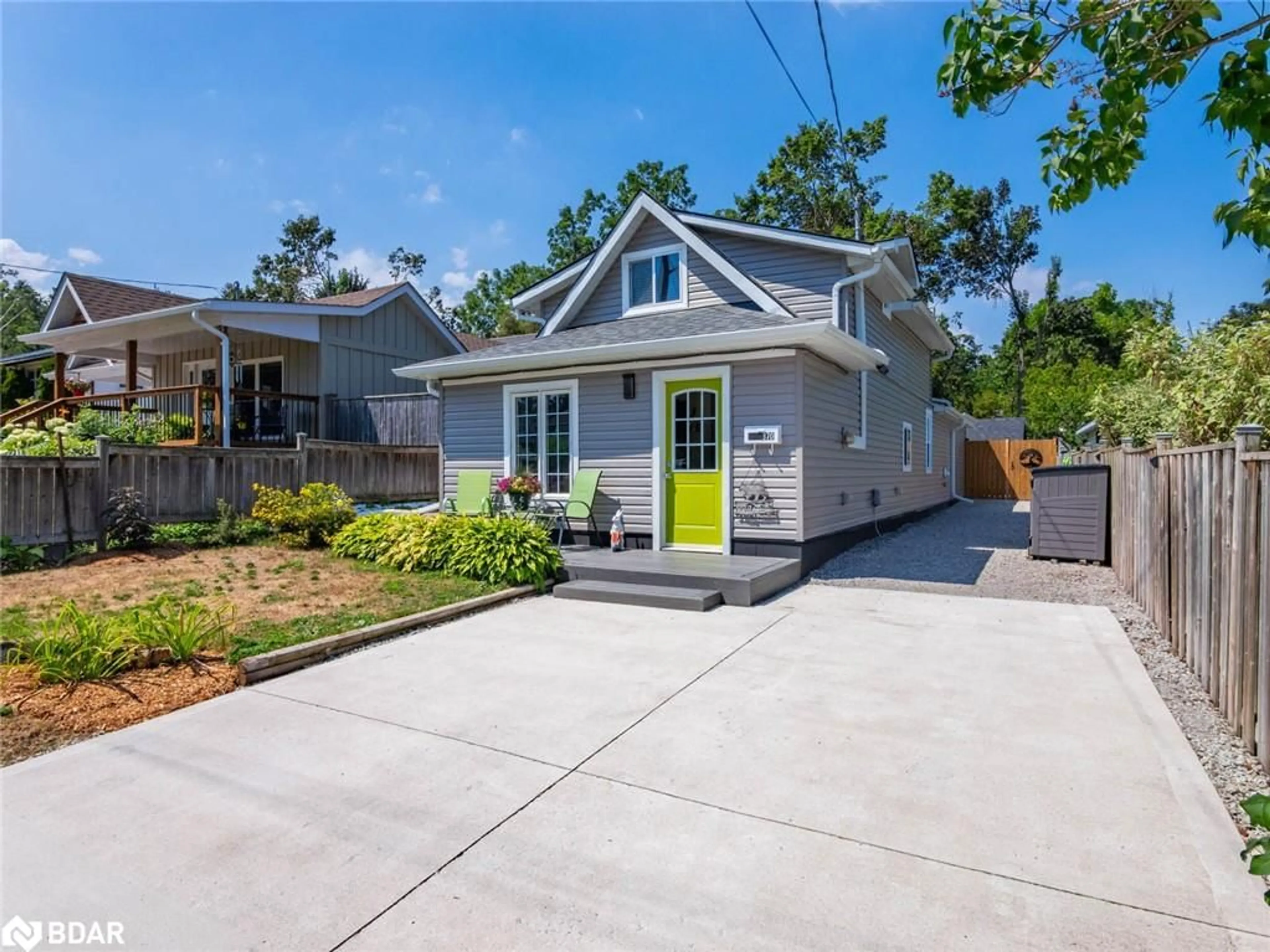 Home with vinyl exterior material, street for 370 Homewood Ave, Orillia Ontario L3V 3K8
