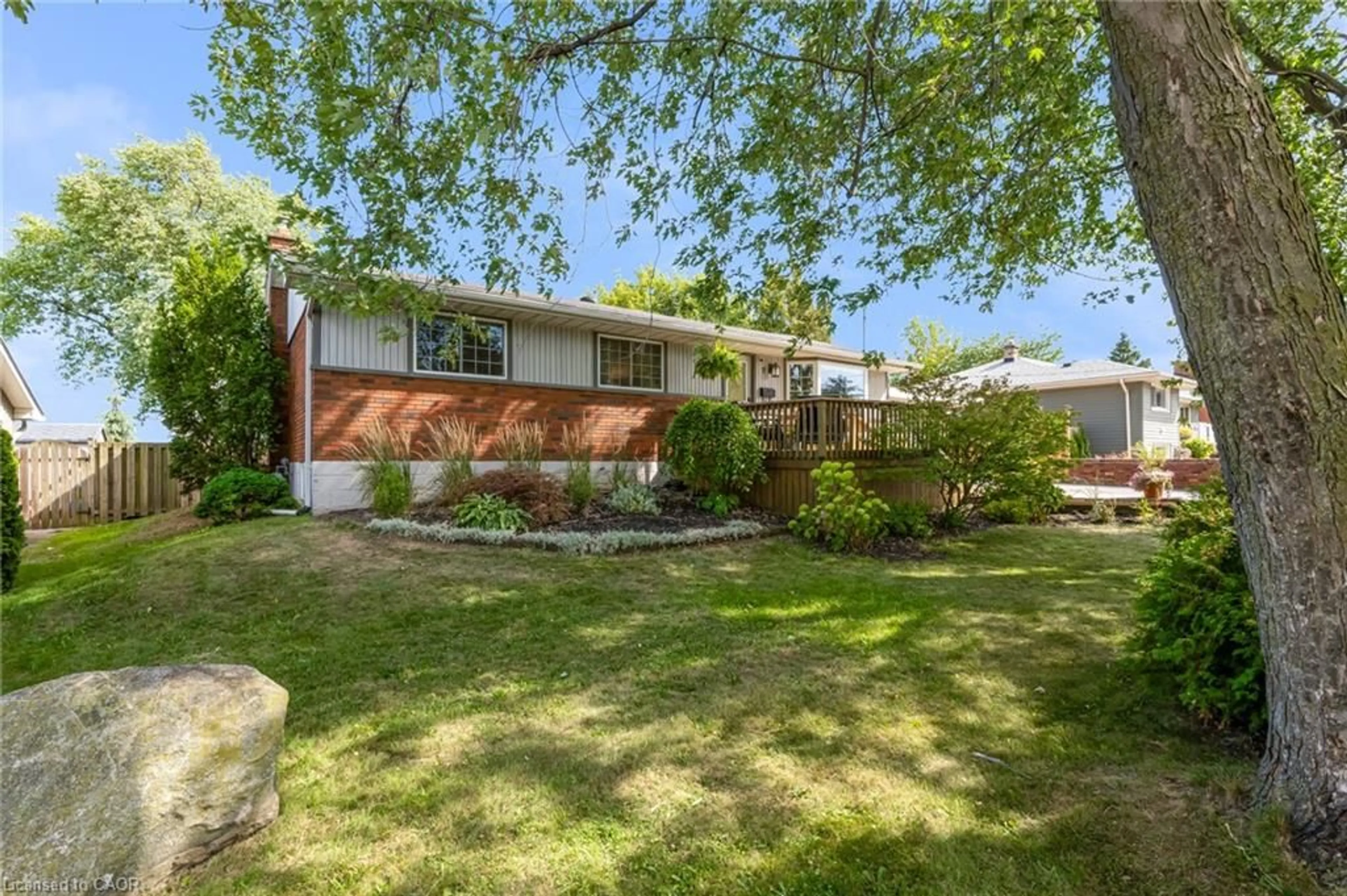 A pic from outside/outdoor area/front of a property/back of a property/a pic from drone, street for 7 Craig Blvd, Grimsby Ontario L3M 4C2