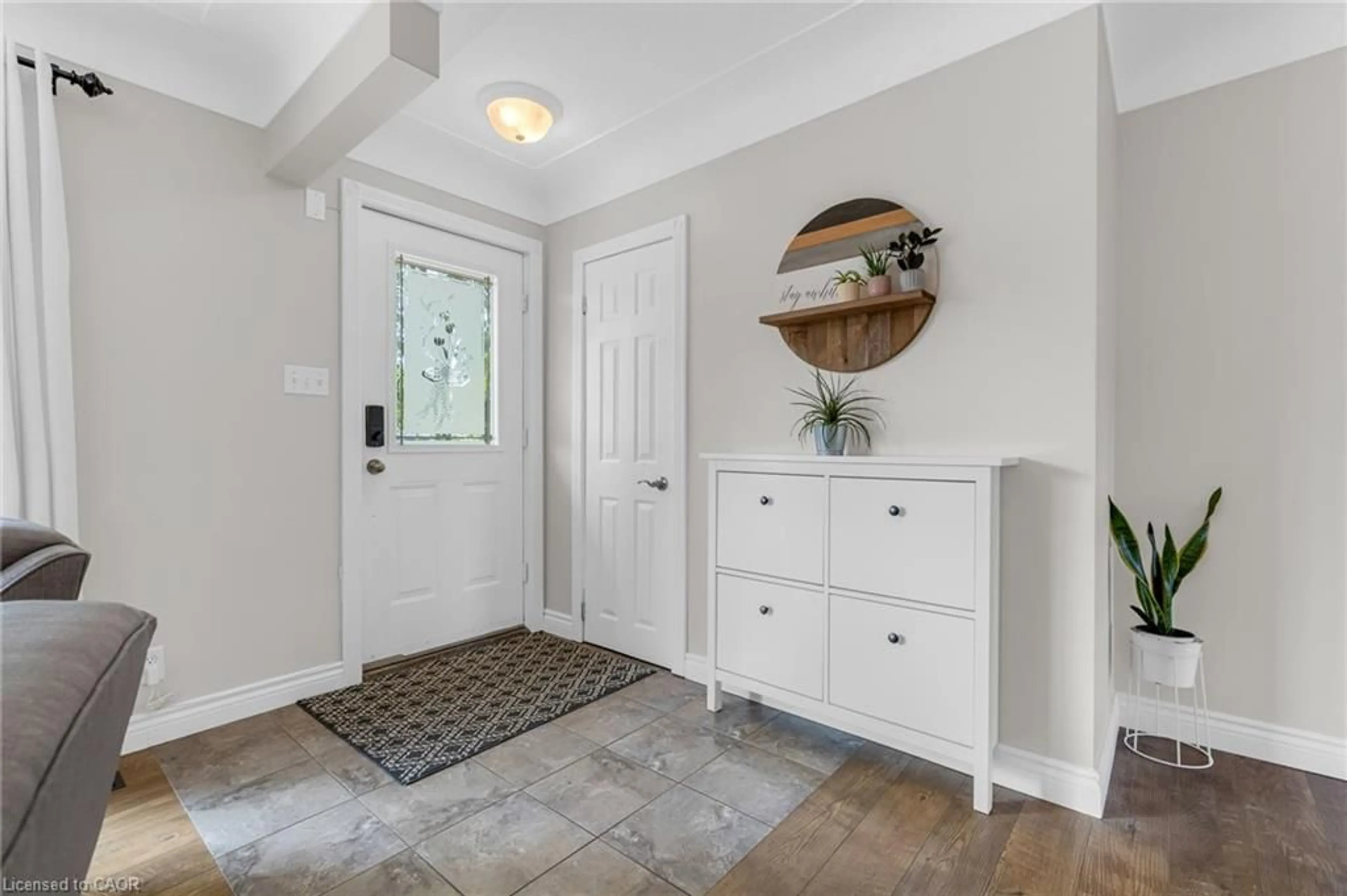 Indoor entryway for 7 Craig Blvd, Grimsby Ontario L3M 4C2