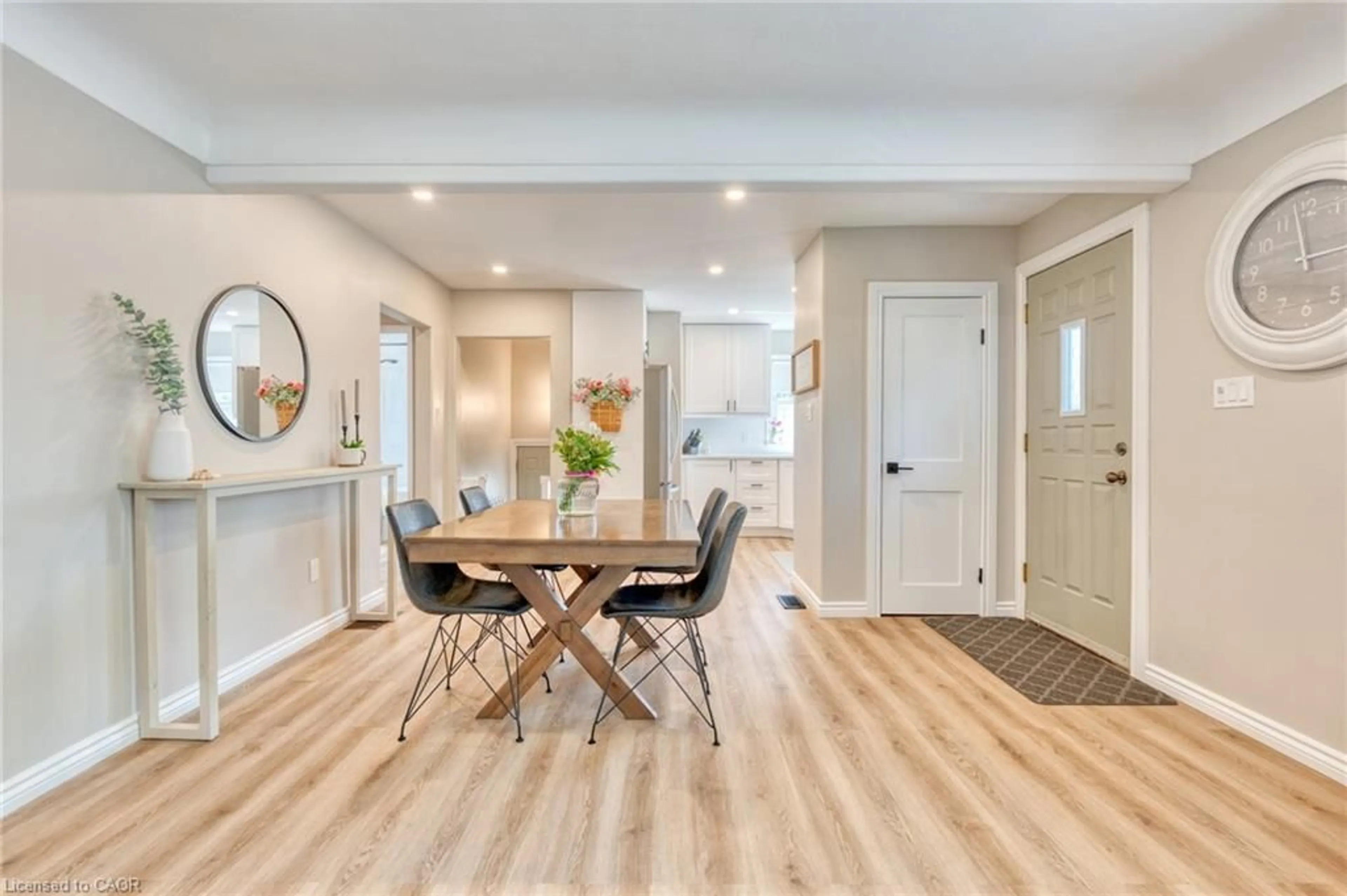 Indoor entryway for 309 East 45th St, Hamilton Ontario L8T 3K7