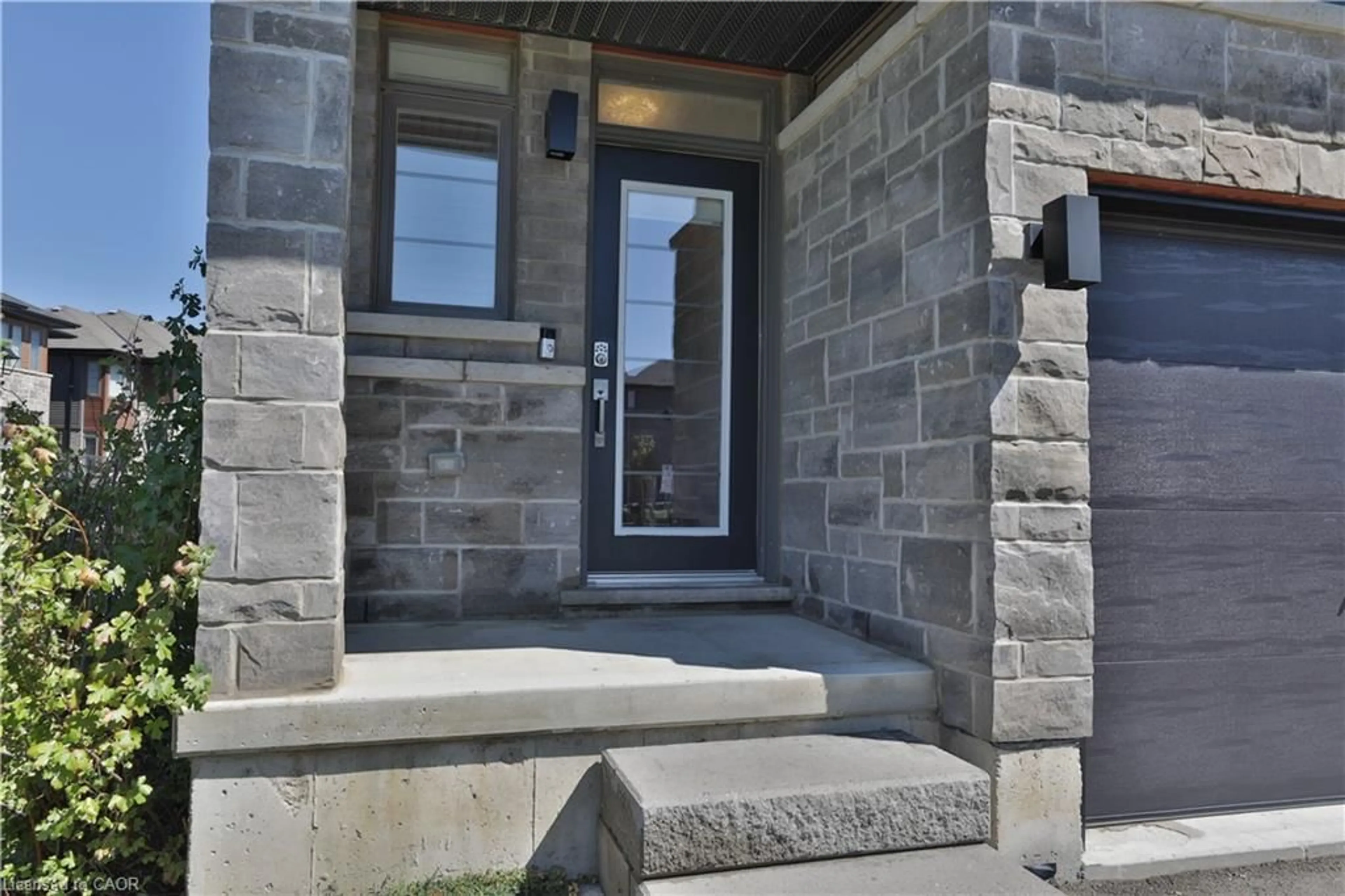 Indoor entryway for 94 Soho St, Stoney Creek Ontario L8J 0L4