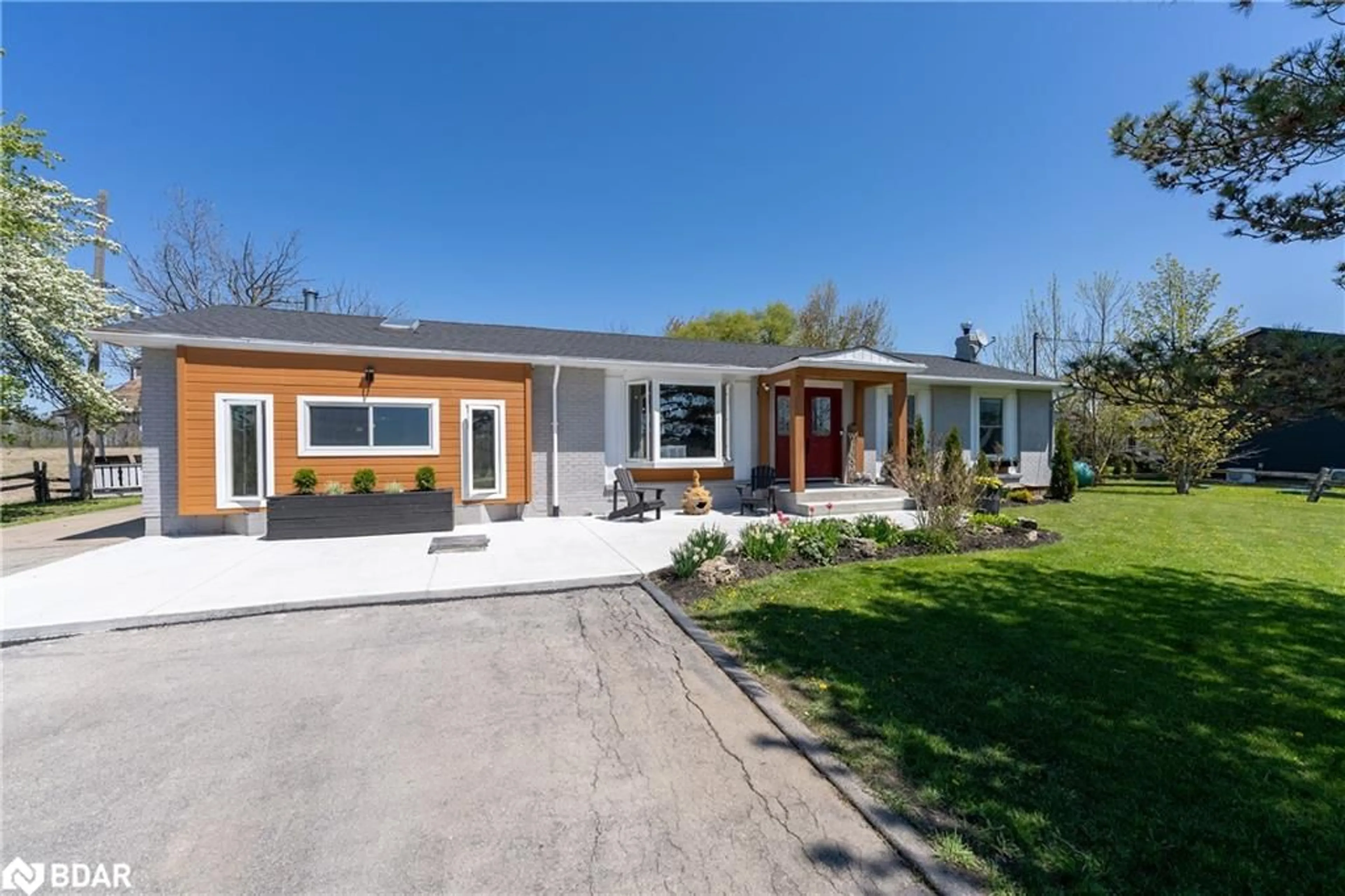 Home with vinyl exterior material, street for 350 Kemp Rd, Grimsby Ontario L3M 4E7