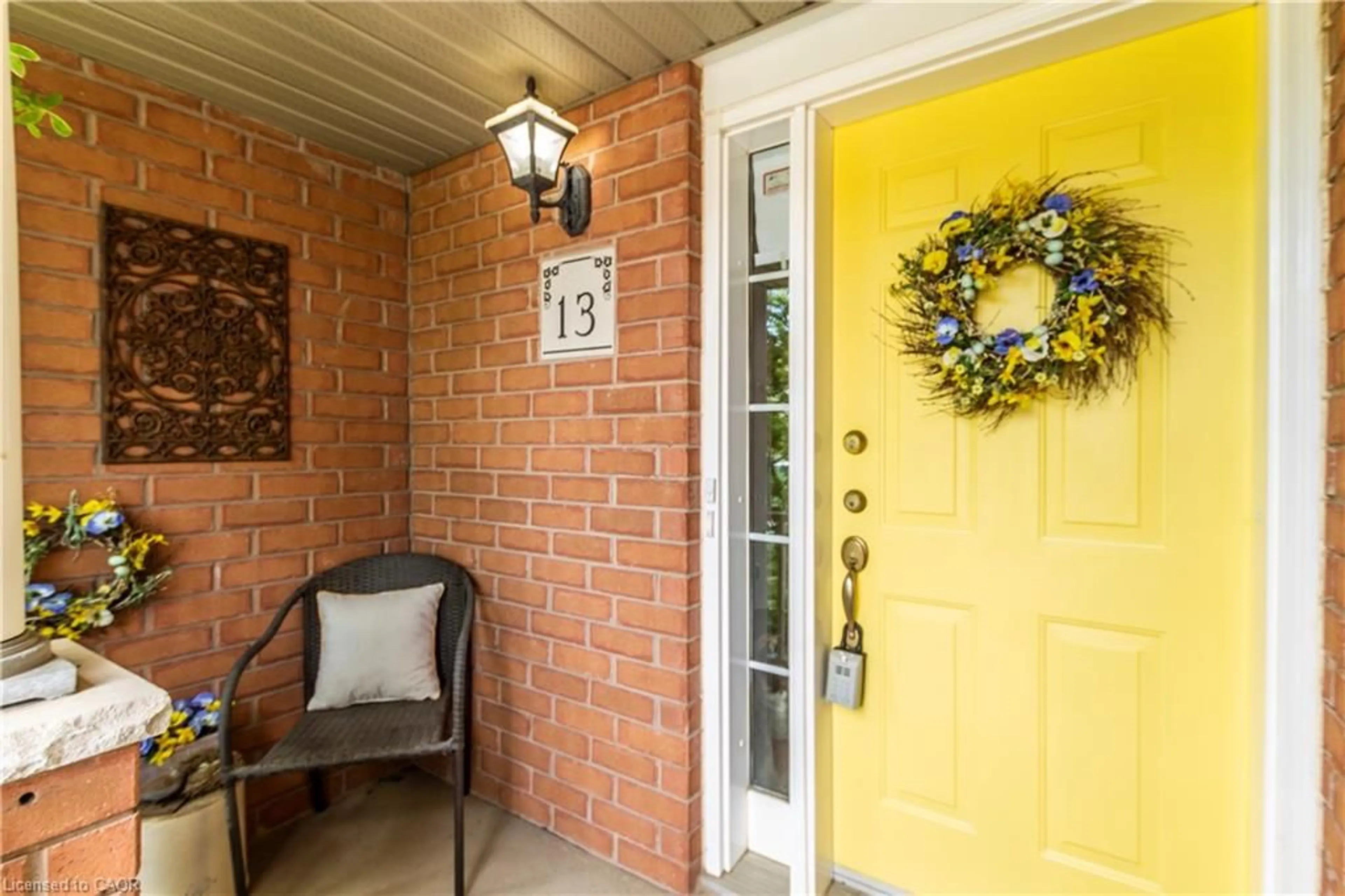 Indoor entryway for 13 Ferncliffe St, Cambridge Ontario N1T 2C8