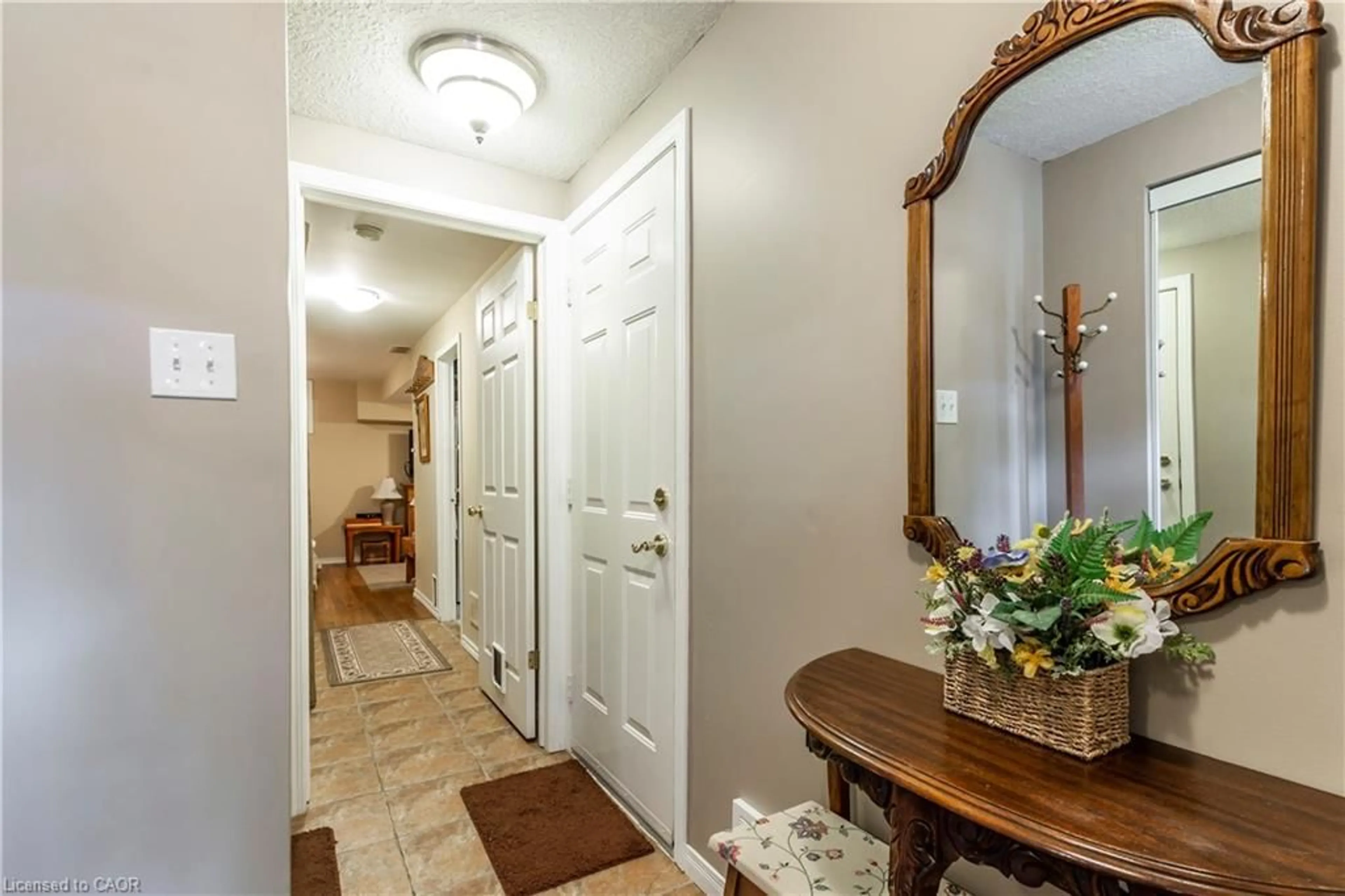 Indoor entryway for 13 Ferncliffe St, Cambridge Ontario N1T 2C8
