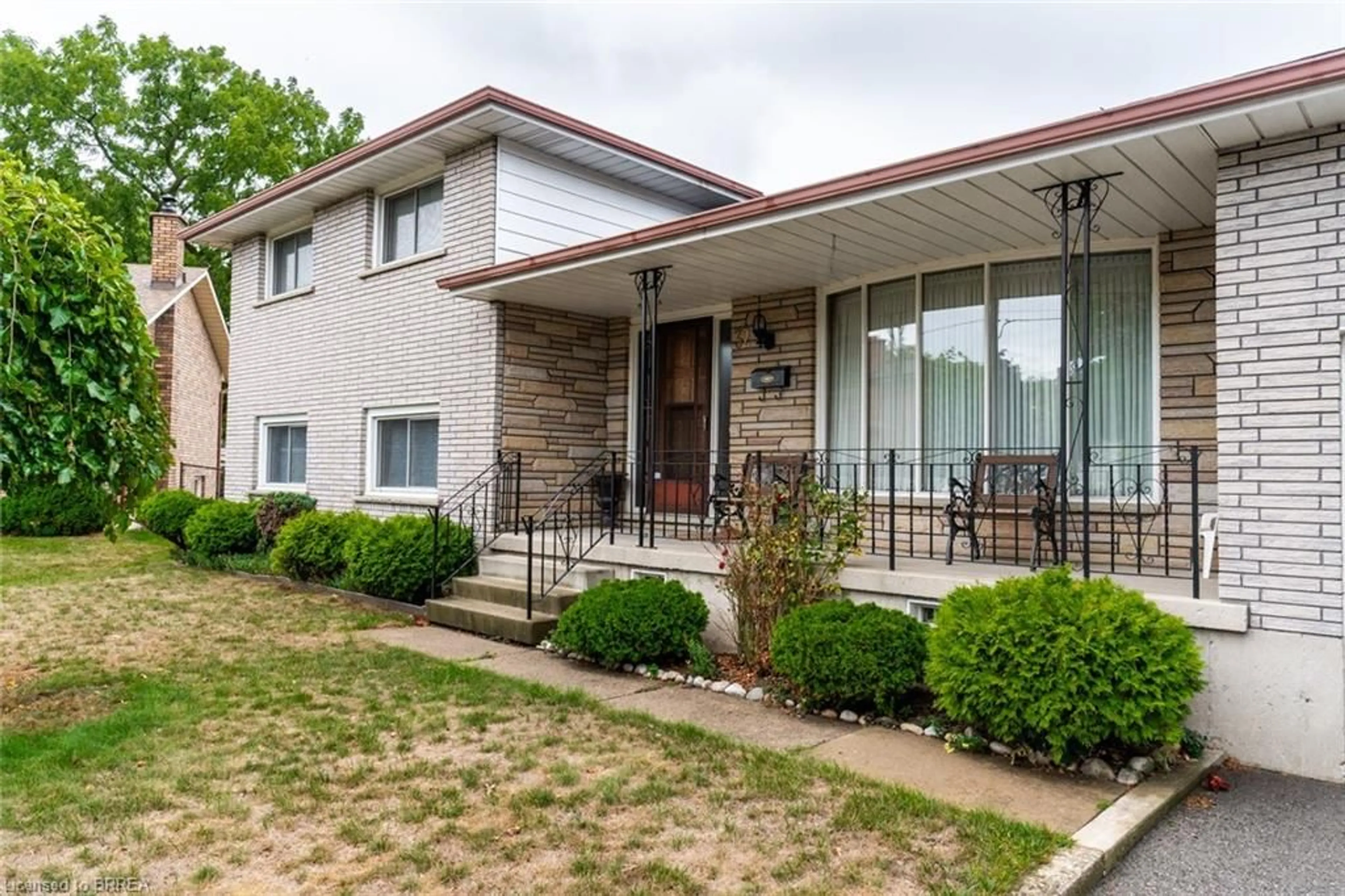 Home with brick exterior material, street for 32 Avondale Cres, Brantford Ontario N3S 4L5