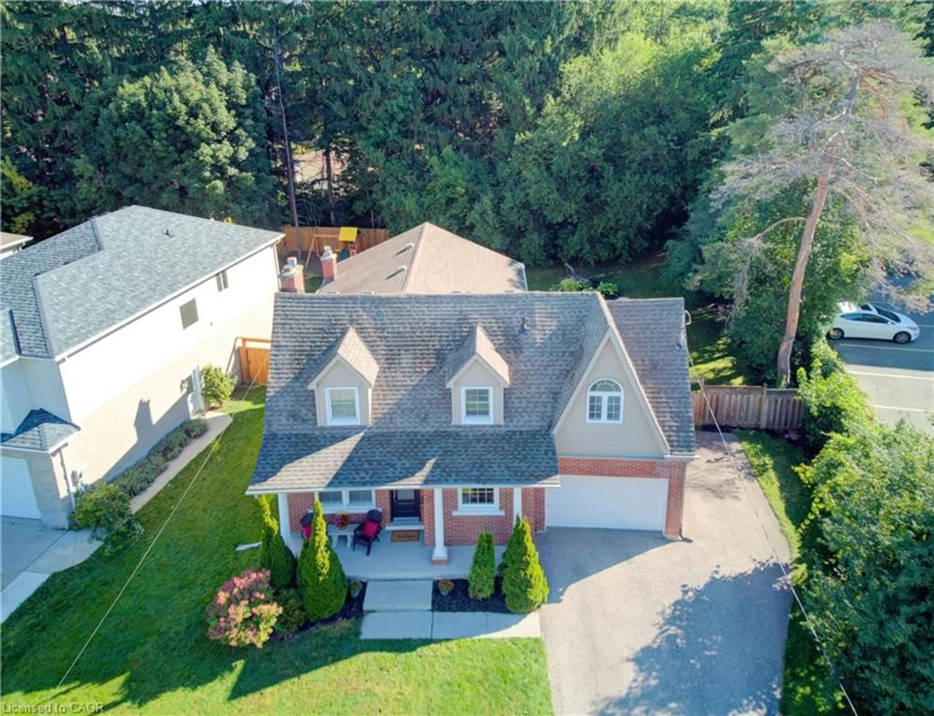 A pic from outside/outdoor area/front of a property/back of a property/a pic from drone, street for 6 Churchill St, Waterloo Ontario N2L 2X2