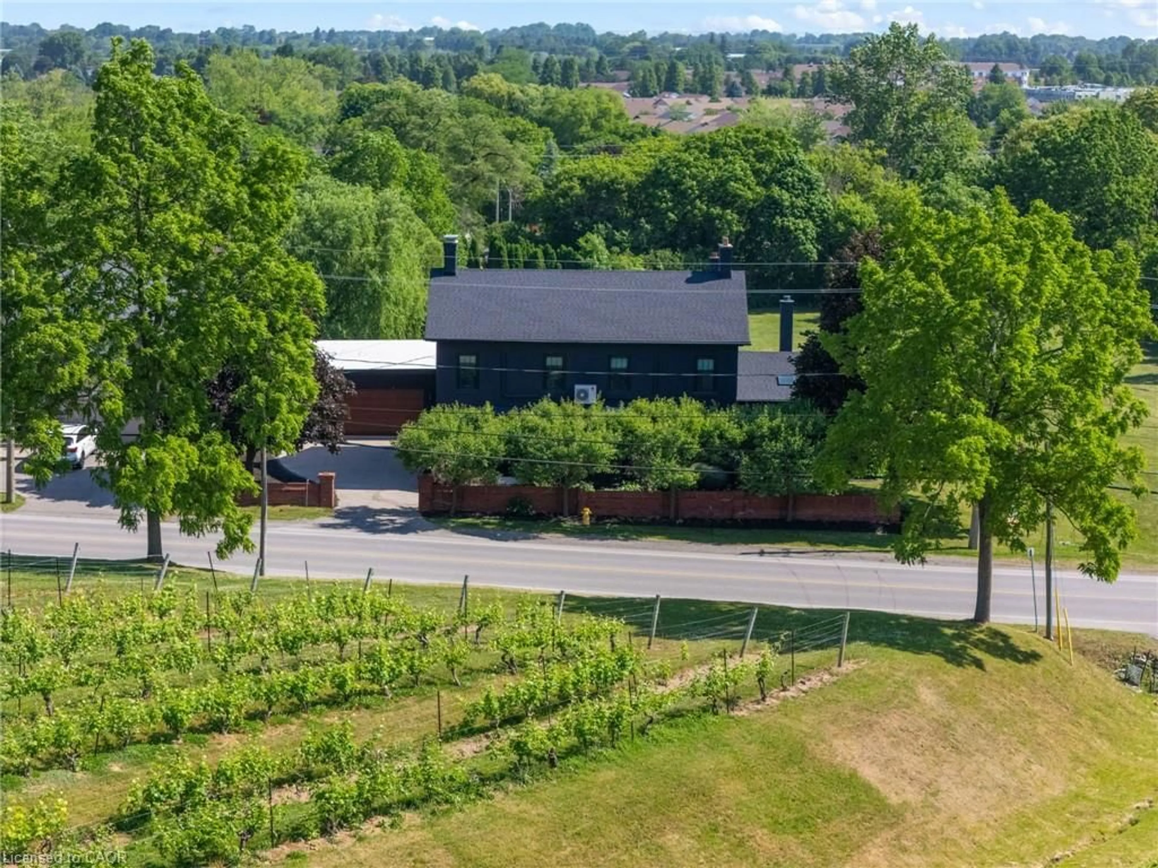 A pic from outside/outdoor area/front of a property/back of a property/a pic from drone, mountain view for 3543 King St, Vineland Ontario L0R 2C0