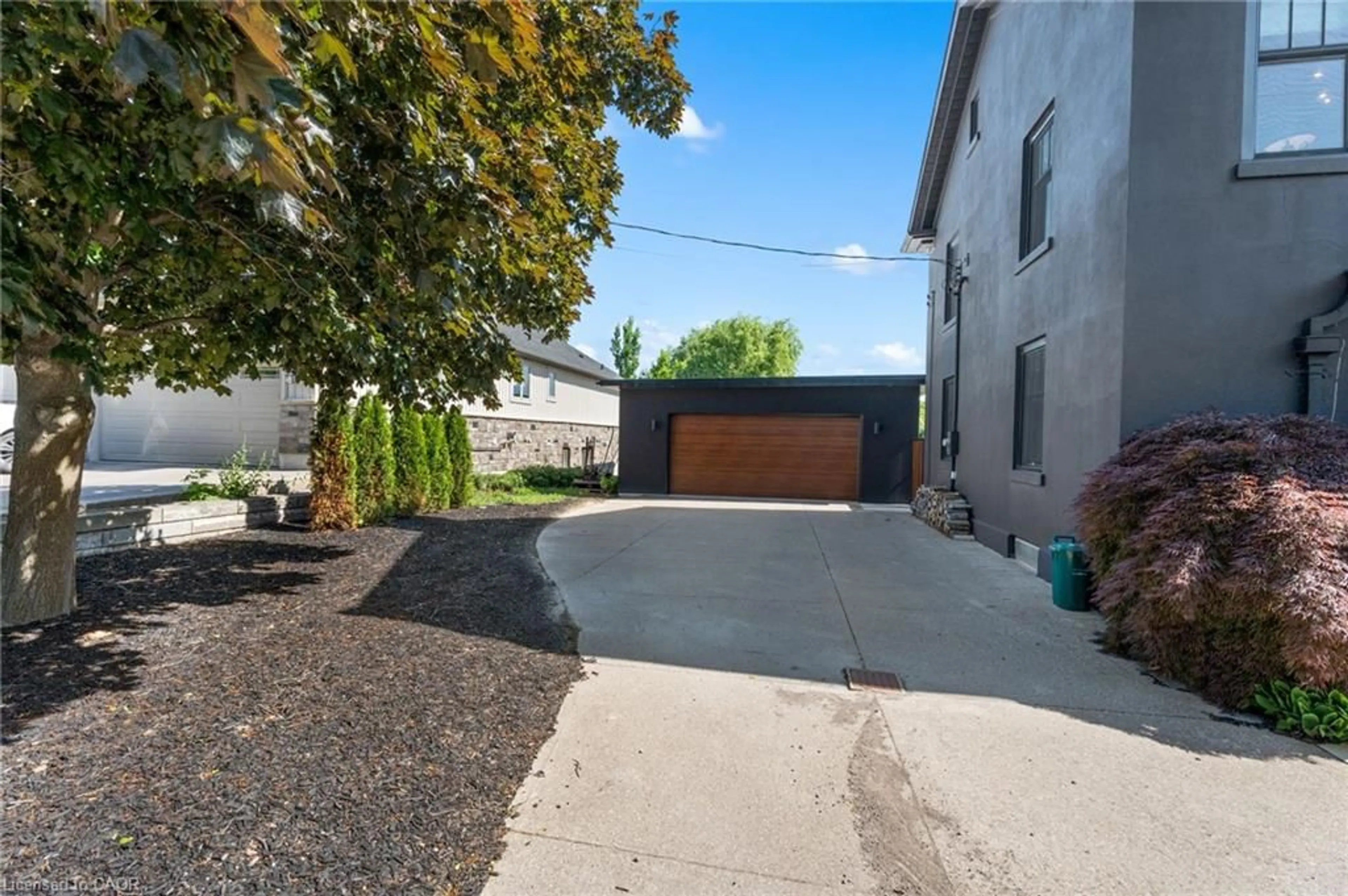 A pic from outside/outdoor area/front of a property/back of a property/a pic from drone, street for 3543 King St, Vineland Ontario L0R 2C0