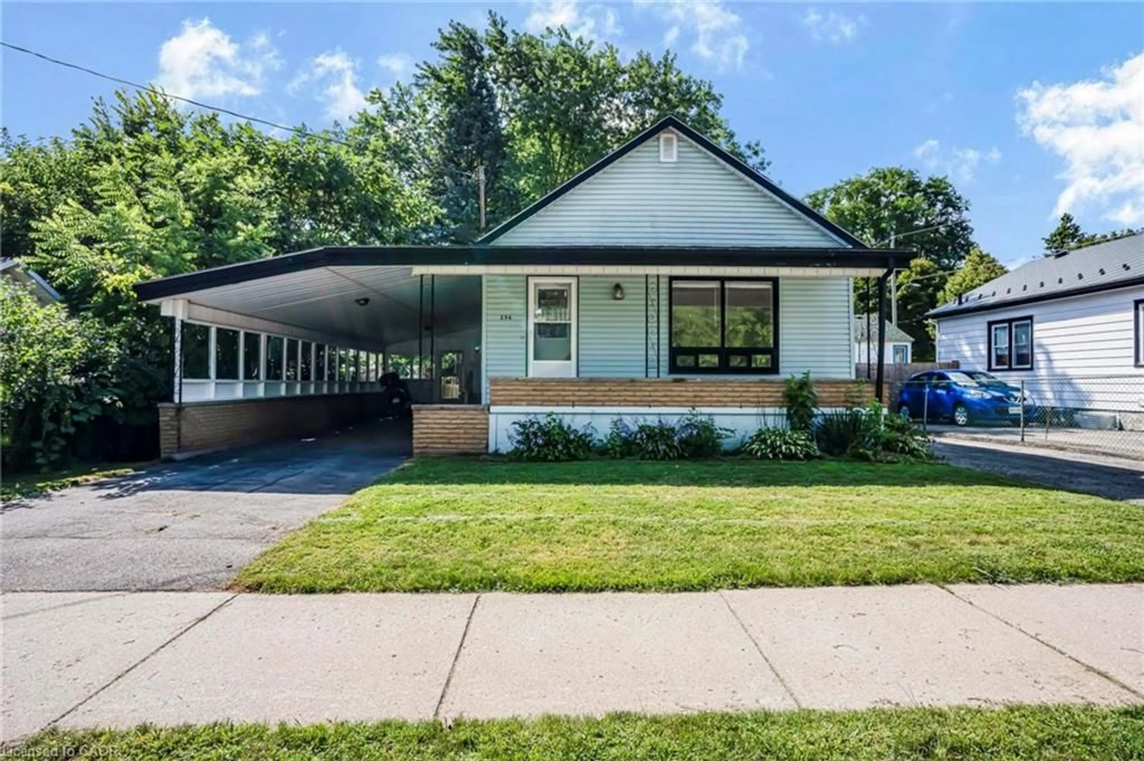 Home with vinyl exterior material, street for 256 Chapel St, Simcoe Ontario N3Y 1N9