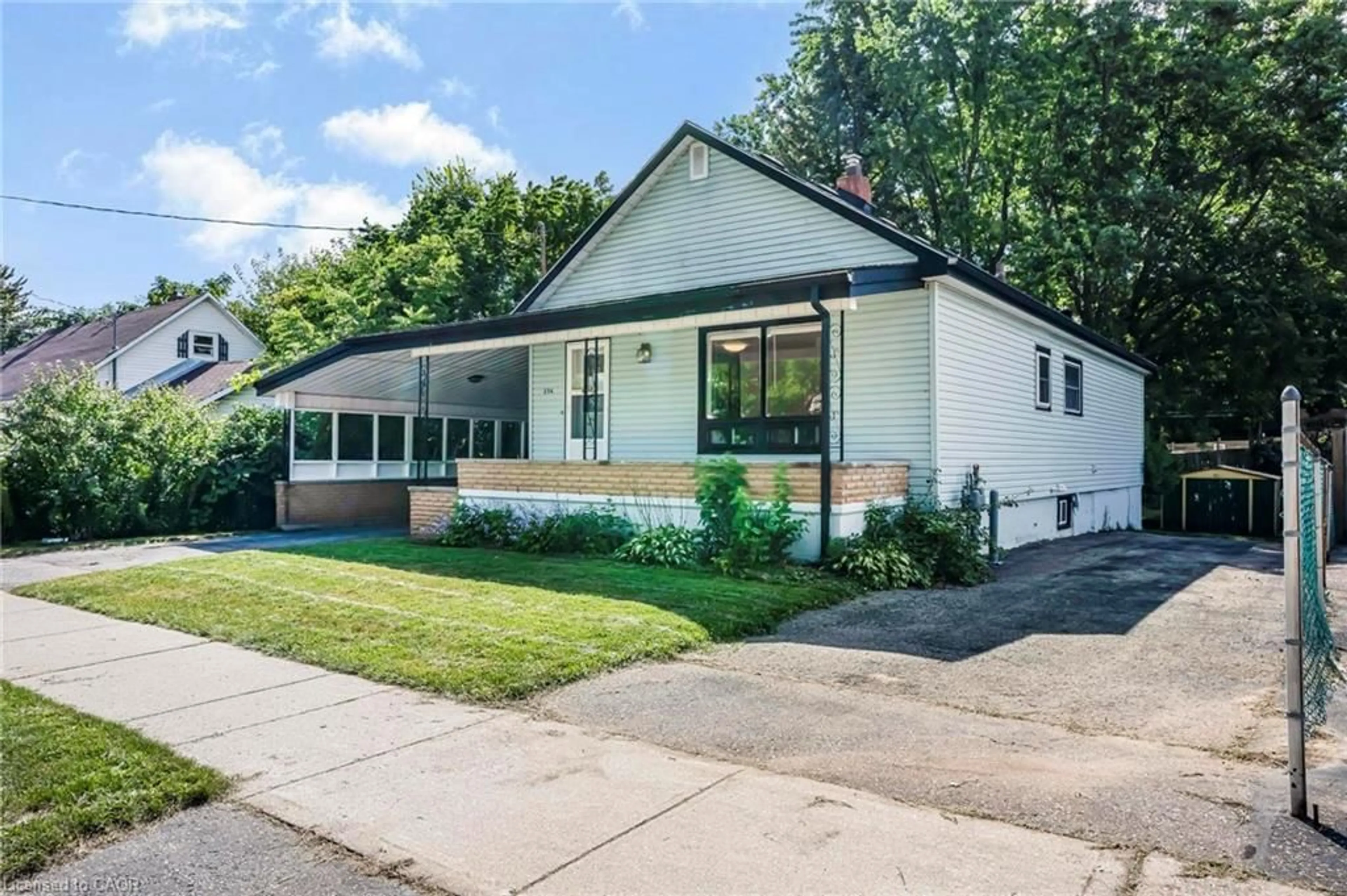 Home with vinyl exterior material, street for 256 Chapel St, Simcoe Ontario N3Y 1N9