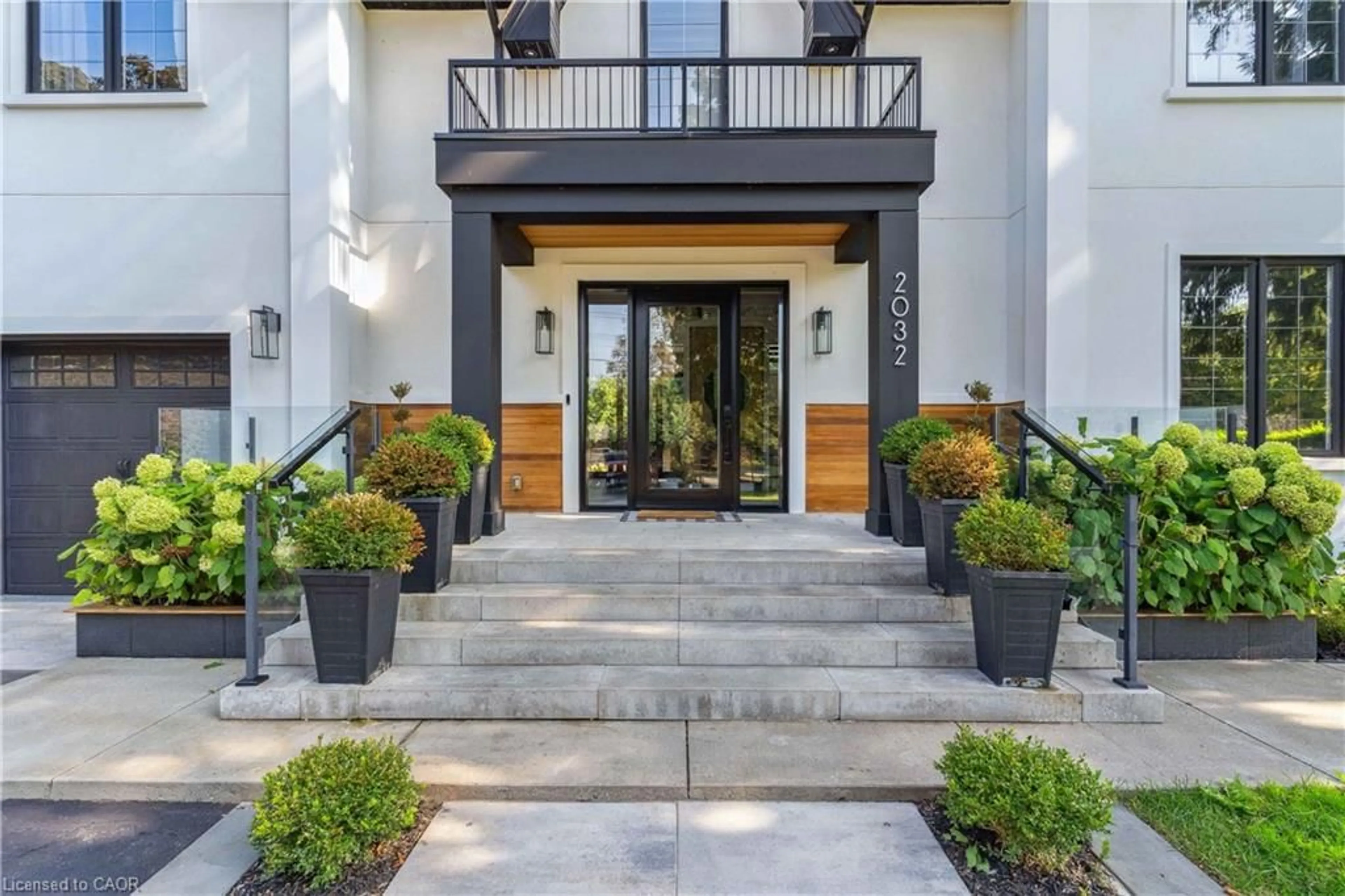 Indoor entryway for 2032 Rebecca St, Oakville Ontario L6L 2A2