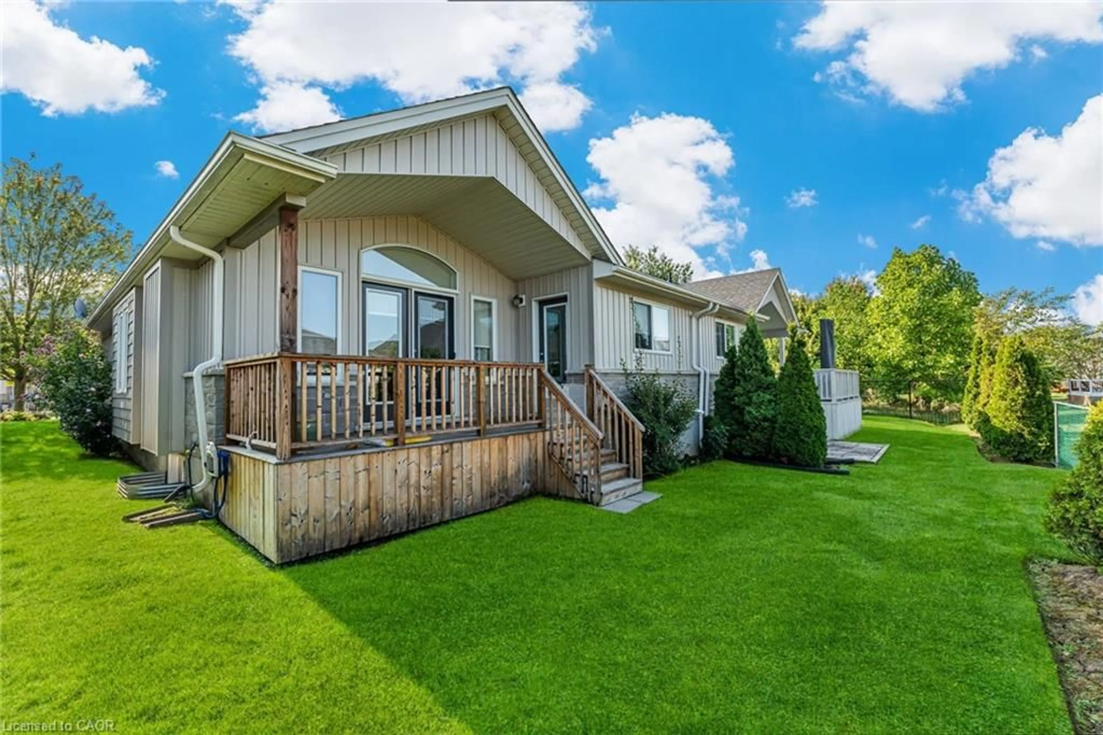 Home with vinyl exterior material, water/lake/river/ocean view for 10 Sunnydale Crt, Smithville Ontario L0R 2A0