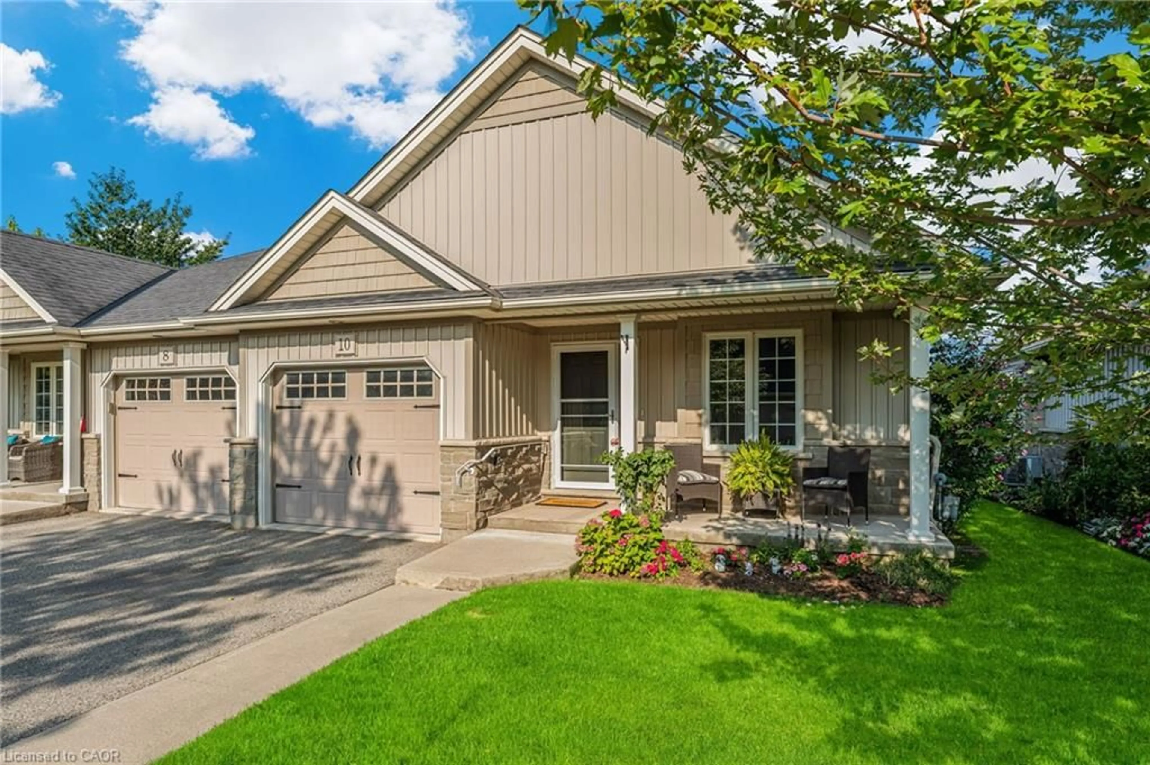 Home with vinyl exterior material, street for 10 Sunnydale Crt, Smithville Ontario L0R 2A0