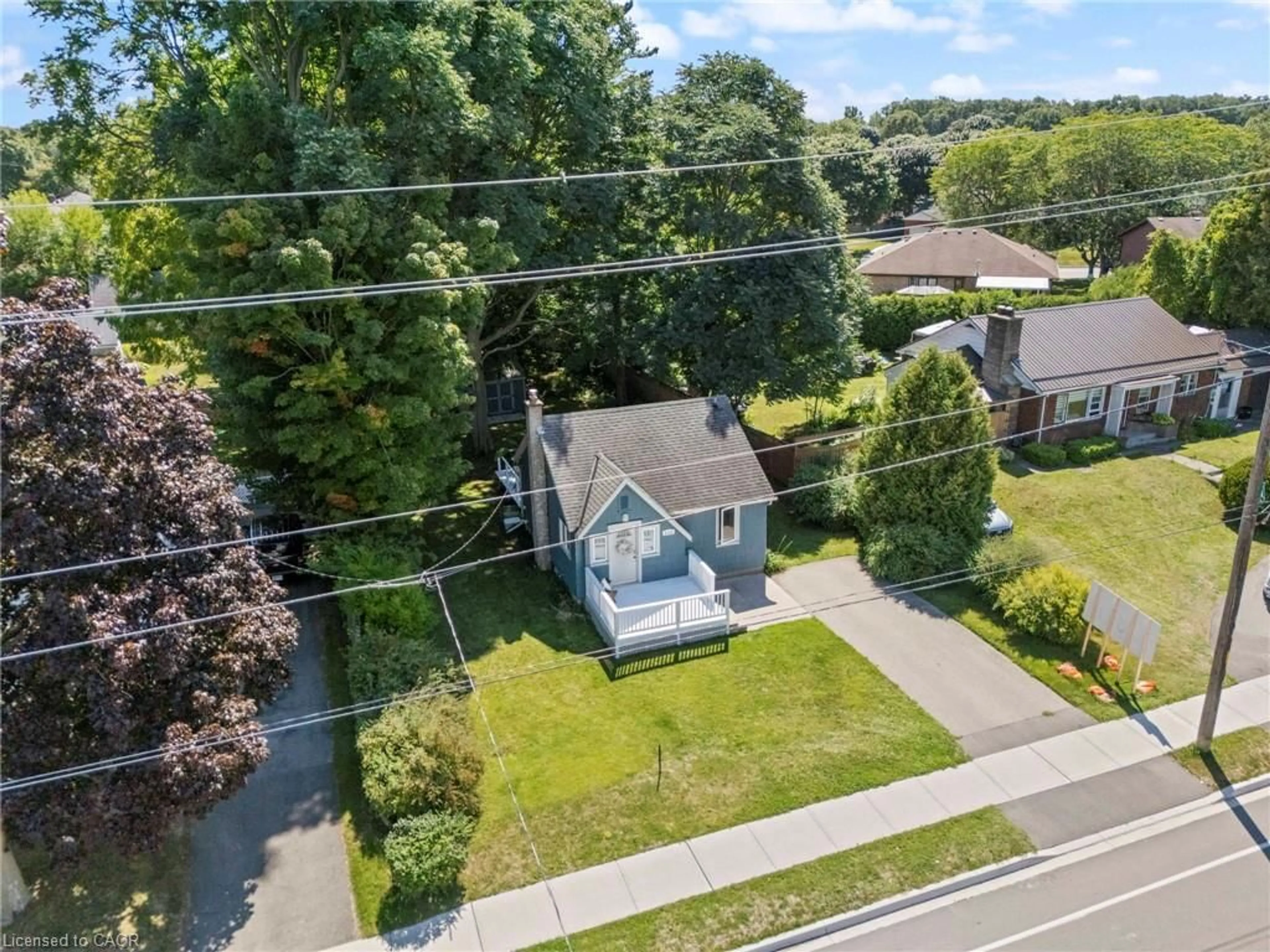 A pic from outside/outdoor area/front of a property/back of a property/a pic from drone, street for 432 West St, Simcoe Ontario N3Y 1V3