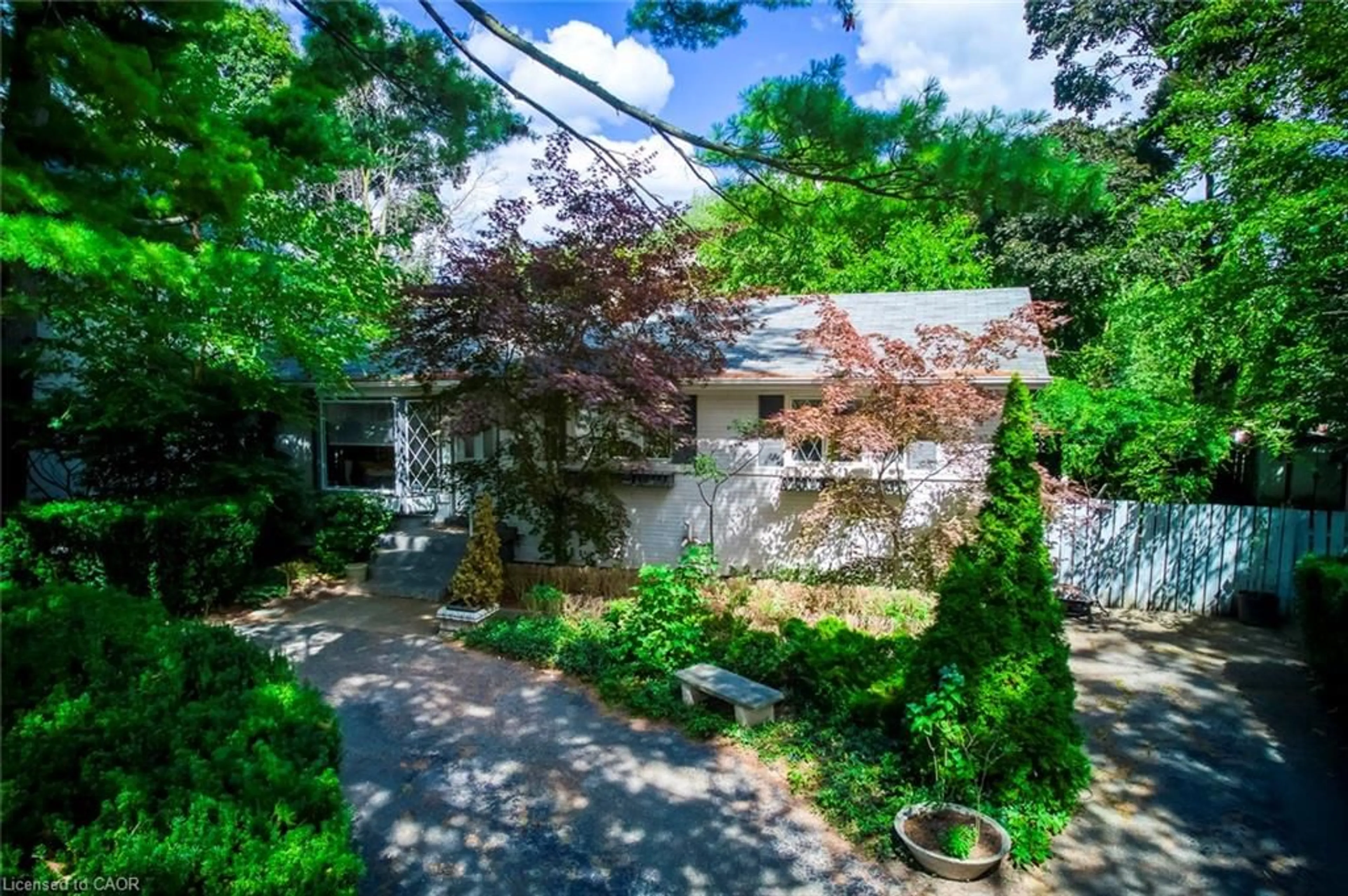 A pic from outside/outdoor area/front of a property/back of a property/a pic from drone, street for 463 Drummond Rd, Oakville Ontario L6J 4L7