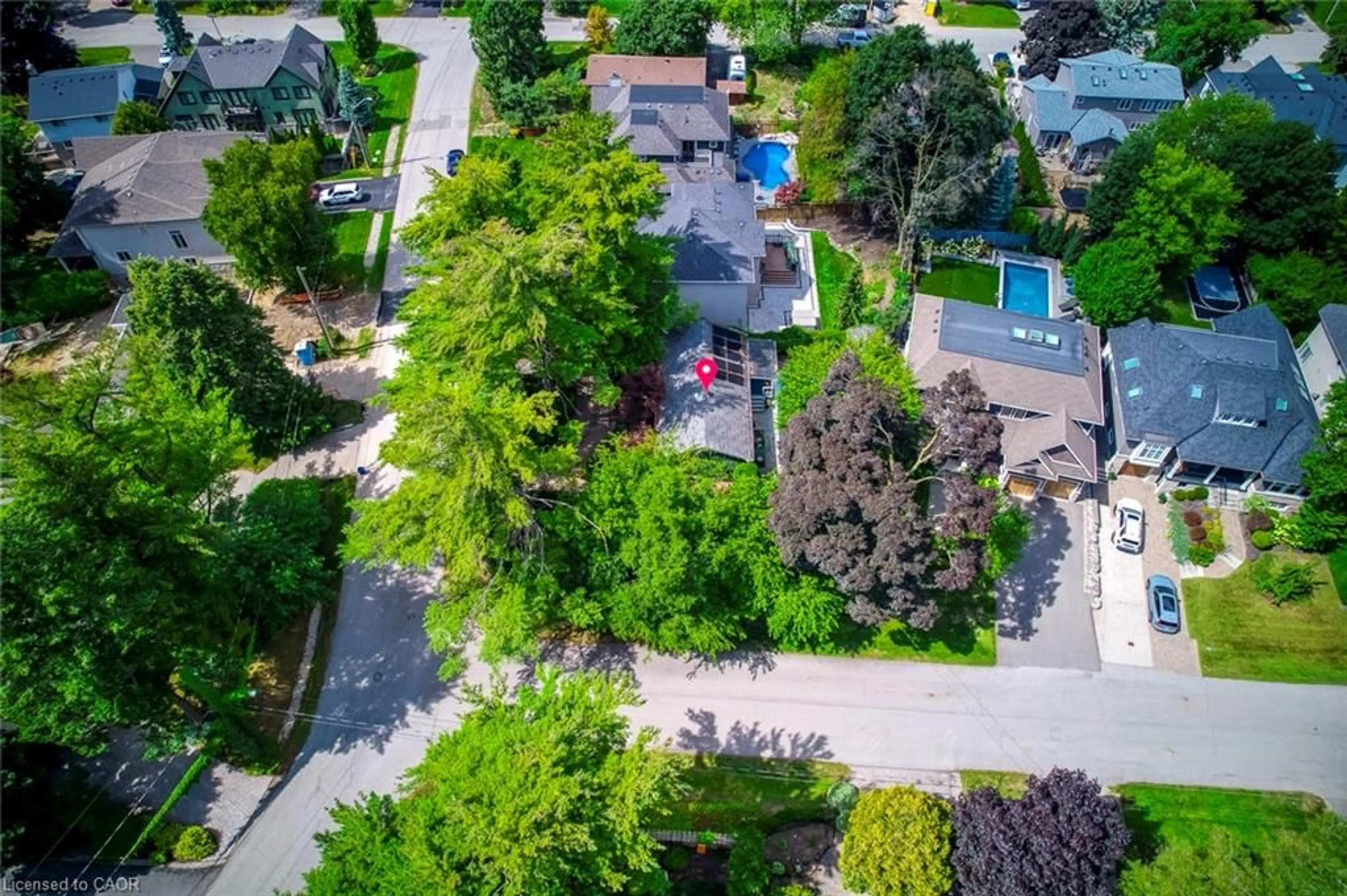 A pic from outside/outdoor area/front of a property/back of a property/a pic from drone, street for 463 Drummond Rd, Oakville Ontario L6J 4L7