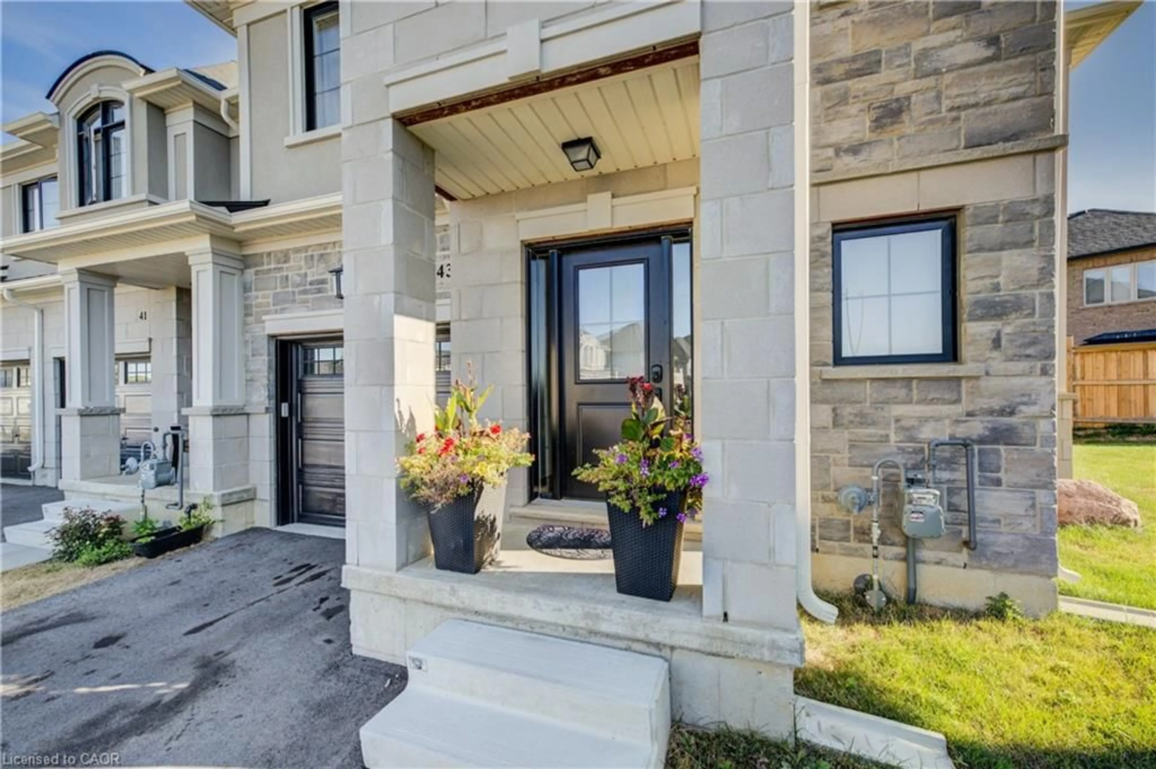 Indoor entryway for 43 Genoa Drive Dr, Hamilton Ontario L9B 0K1