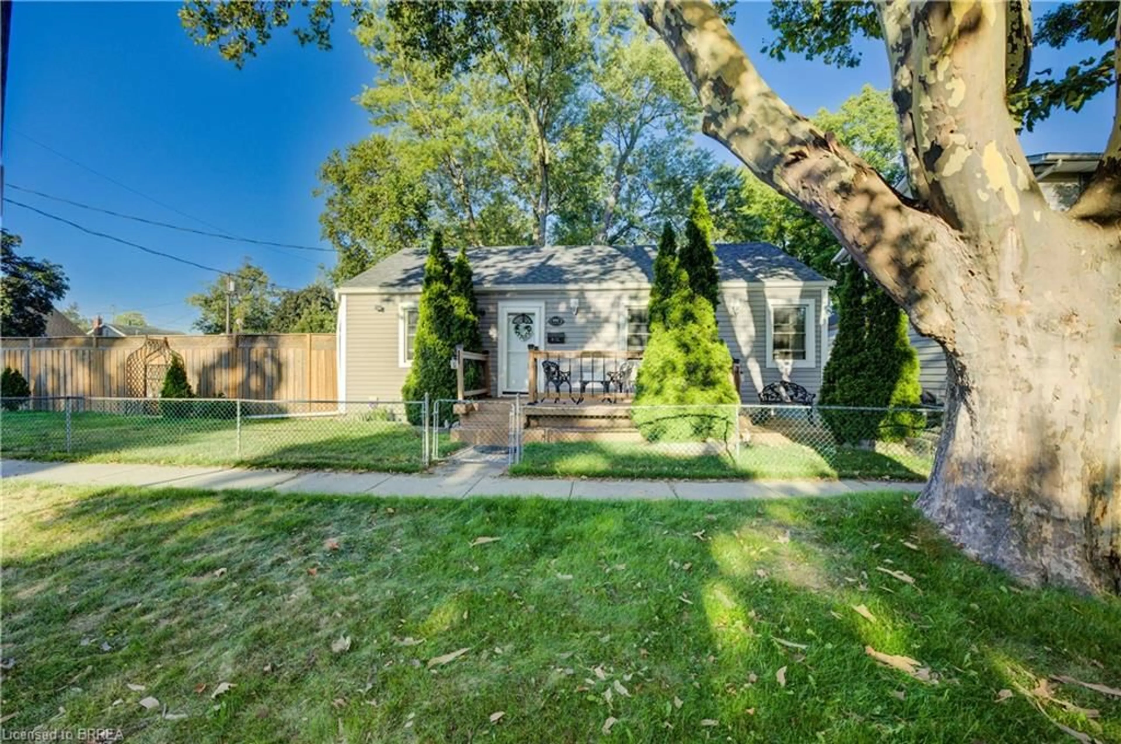 A pic from outside/outdoor area/front of a property/back of a property/a pic from drone, street for 1 Longfellow Ave, St. Catharines Ontario L2R 6N3
