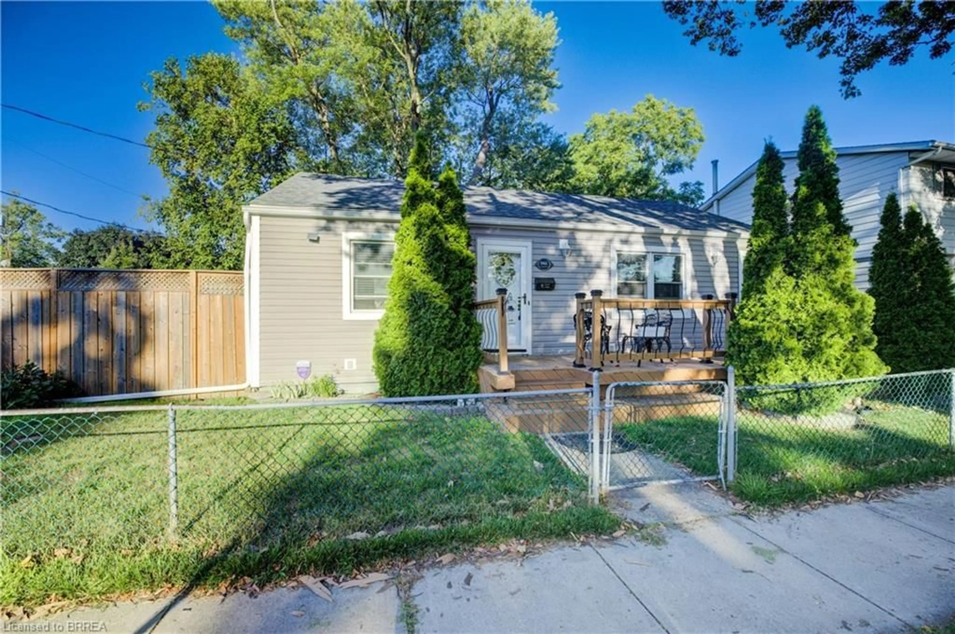 Home with vinyl exterior material, street for 1 Longfellow Ave, St. Catharines Ontario L2R 6N3