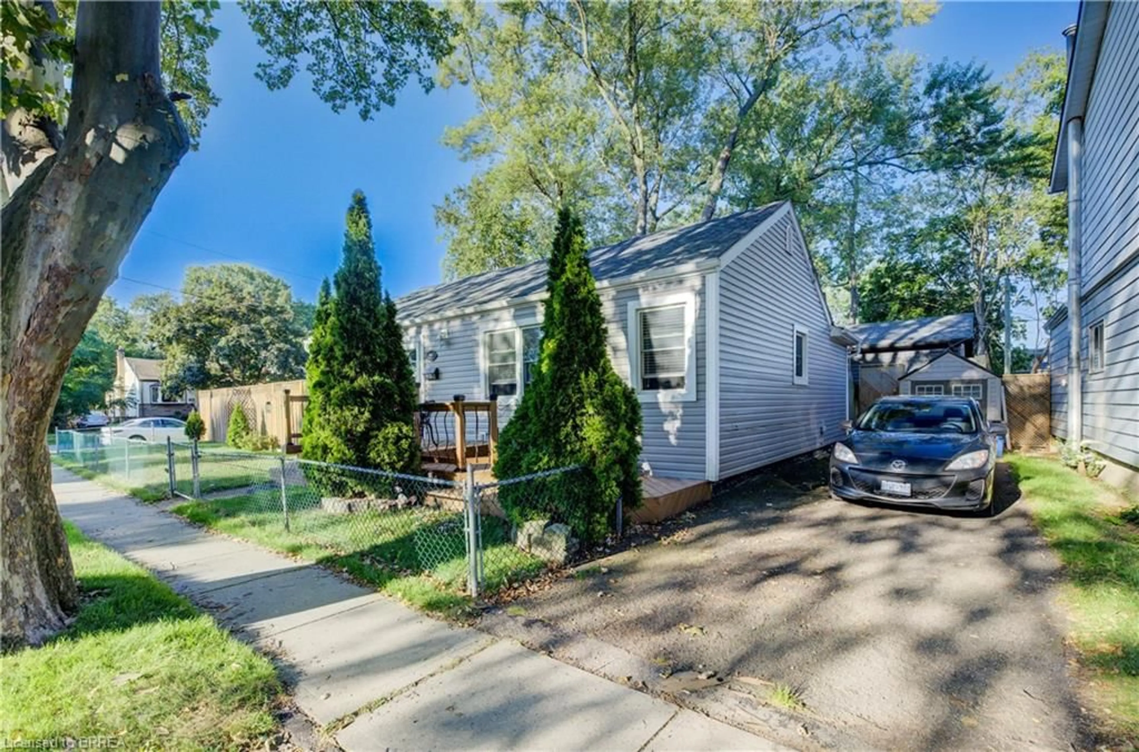 Home with vinyl exterior material, street for 1 Longfellow Ave, St. Catharines Ontario L2R 6N3