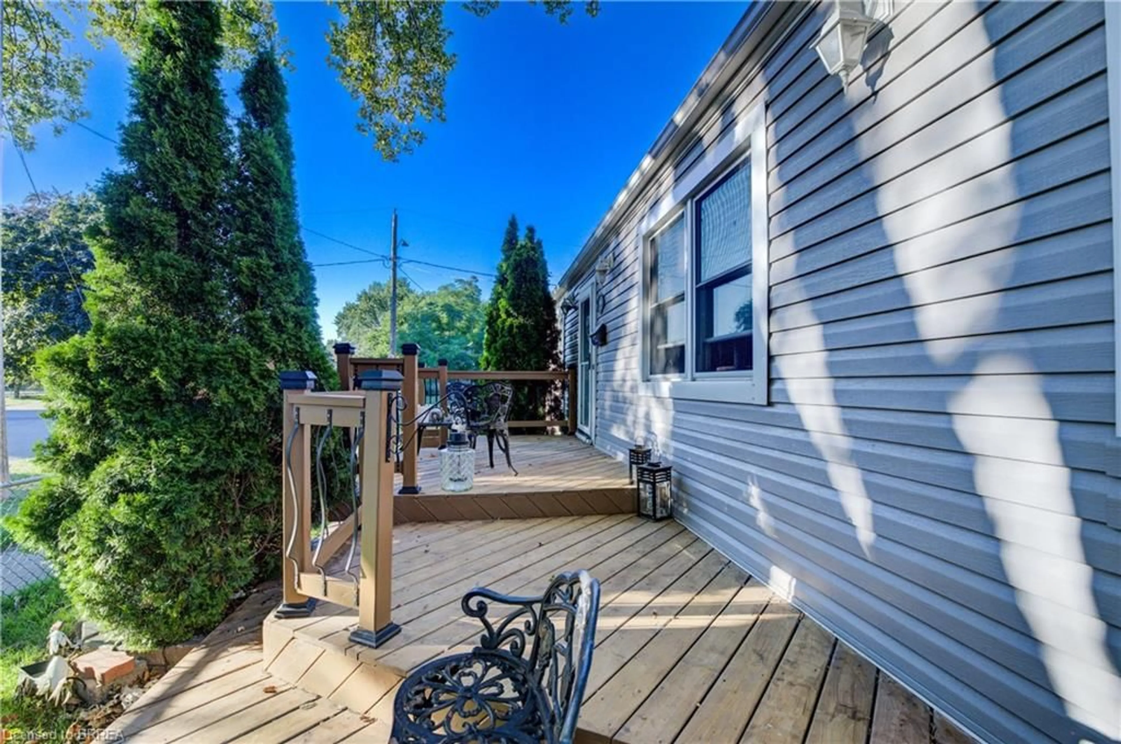 Patio, street for 1 Longfellow Ave, St. Catharines Ontario L2R 6N3