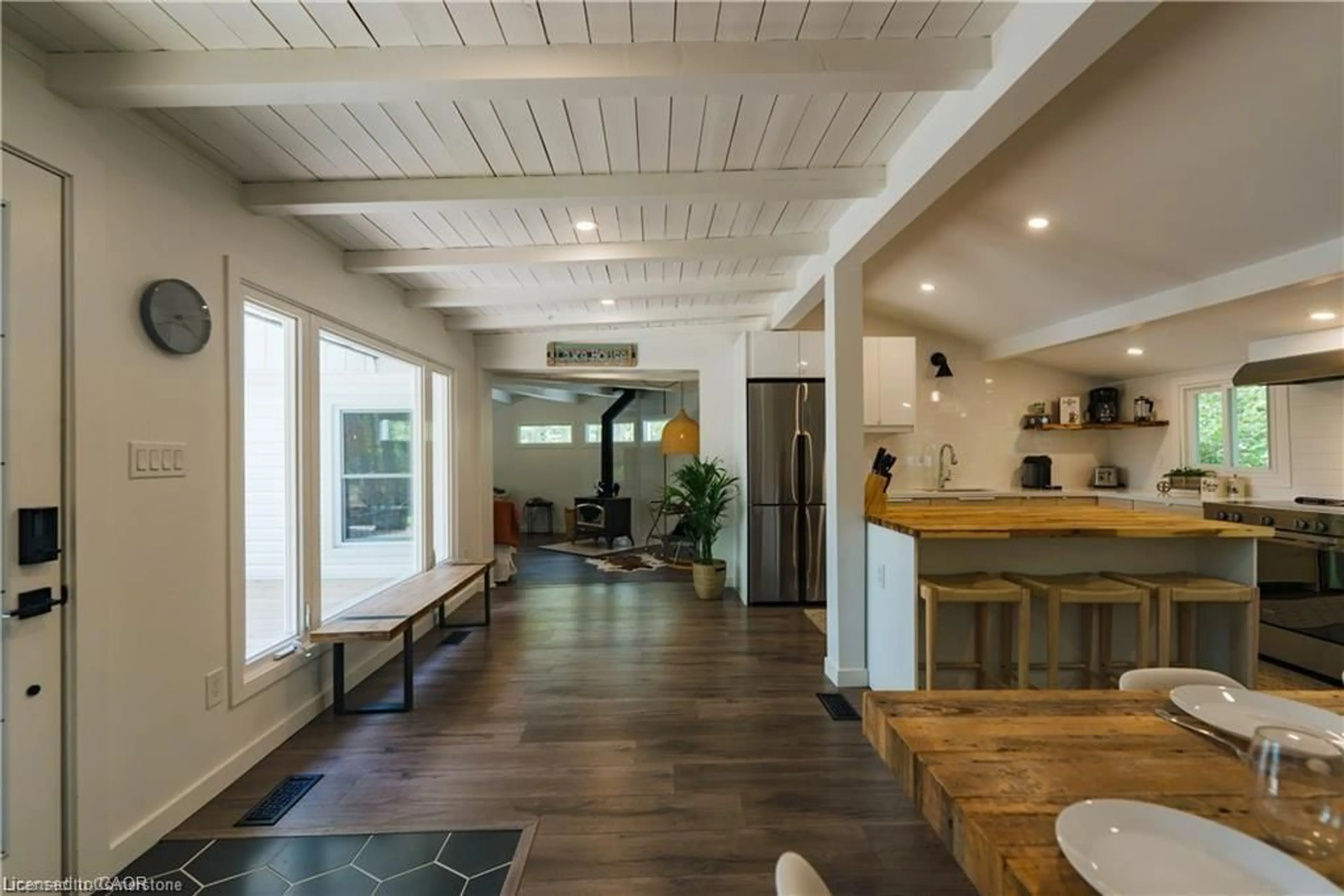 Indoor foyer for 847 West Kosh Rd, Havelock Ontario K0L 2H0