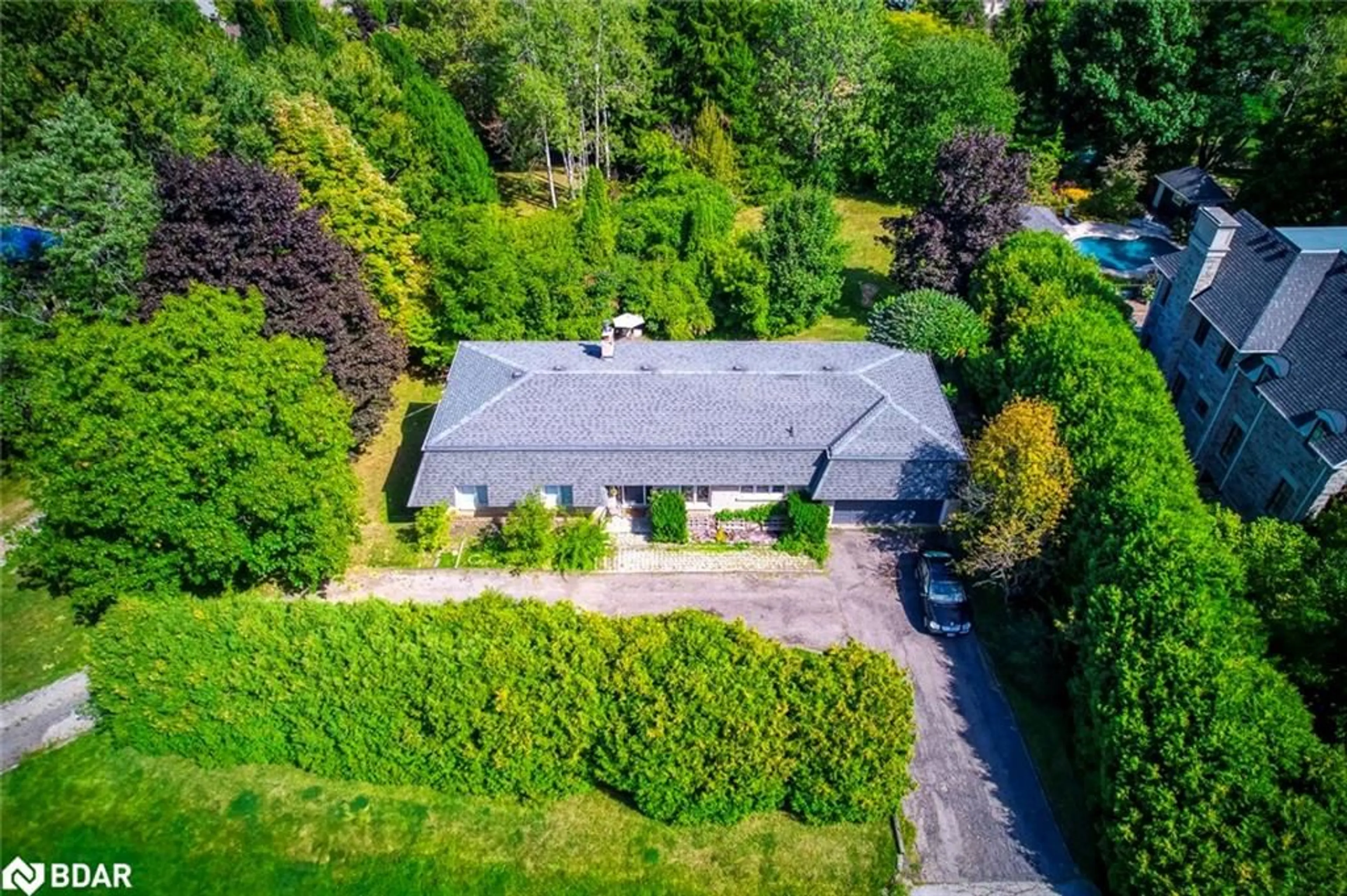 A pic from outside/outdoor area/front of a property/back of a property/a pic from drone, street for 1310 Beaufort Dr, Burlington Ontario L7P 4V9
