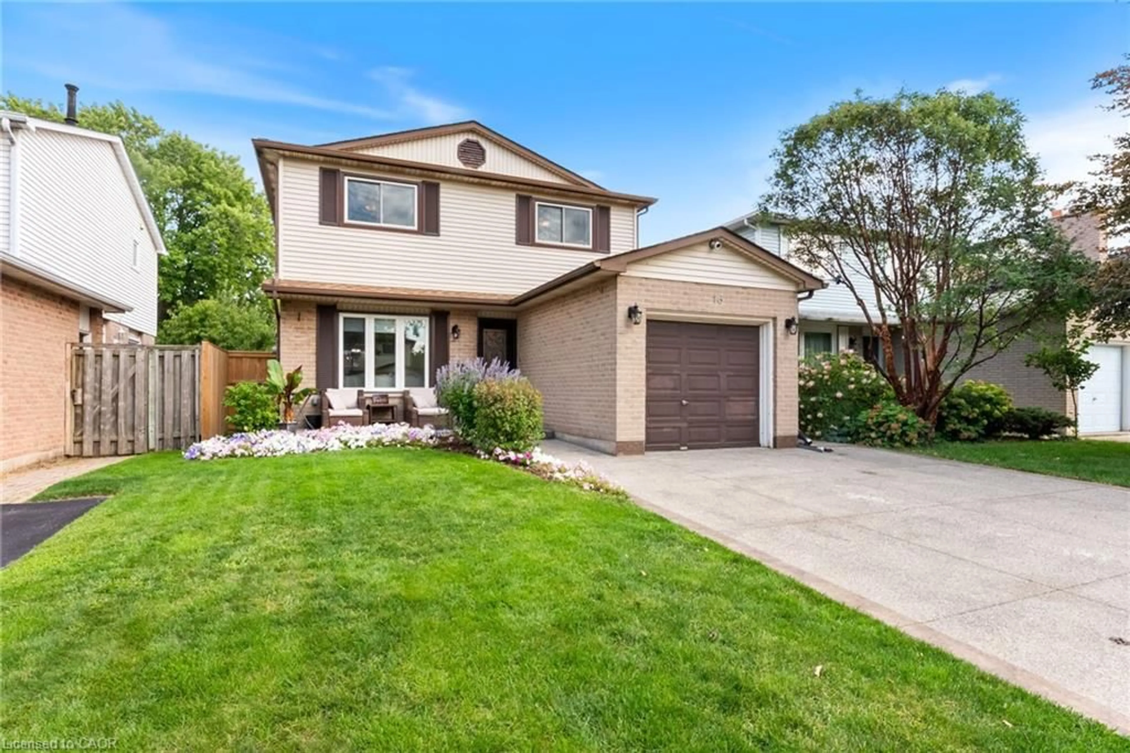 Home with vinyl exterior material, street for 16 Drakes Dr, Stoney Creek Ontario L8E 4G5