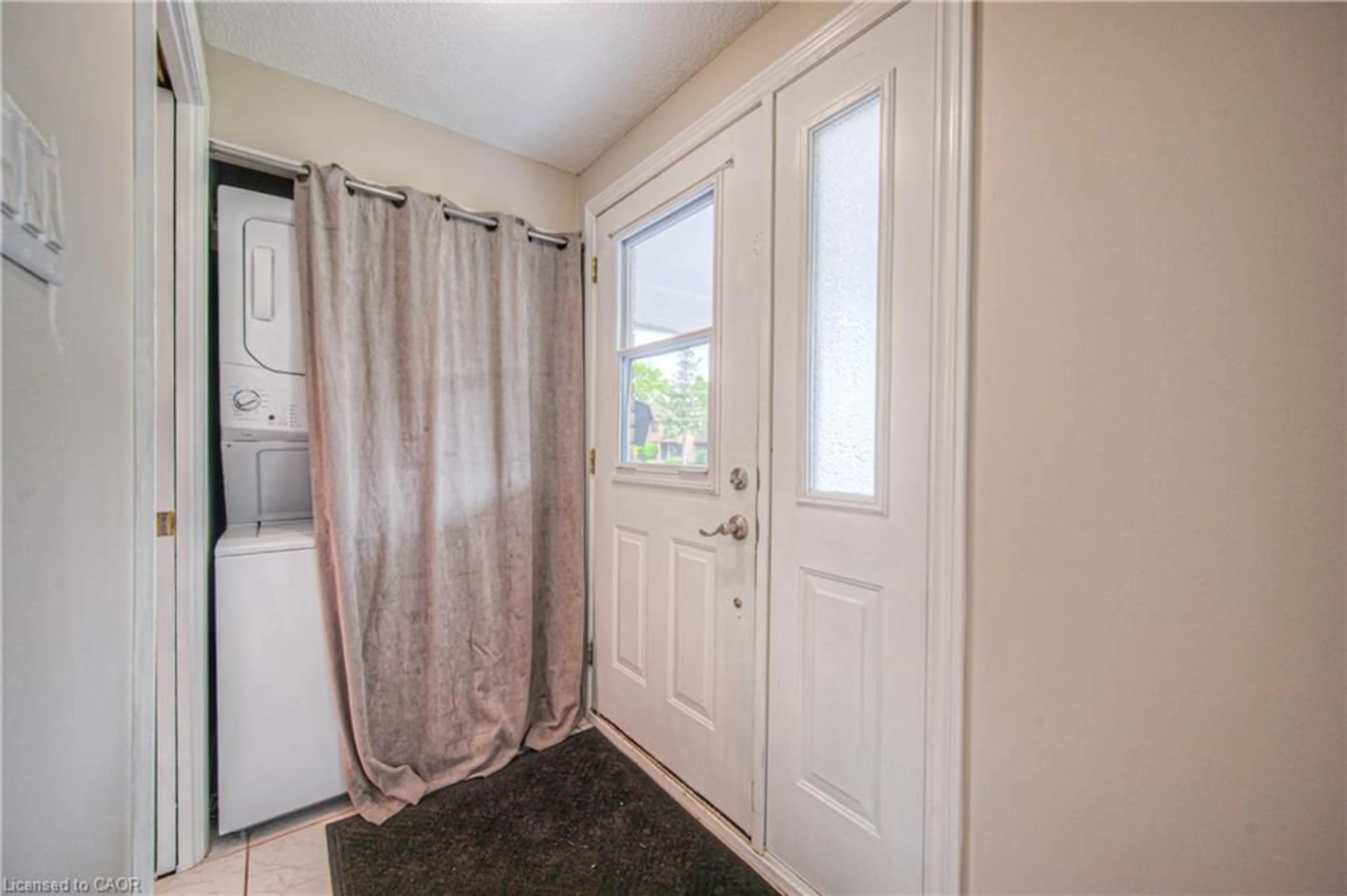 Indoor entryway for 119 Kingswood Dr, Kitchener Ontario N2E 1B2