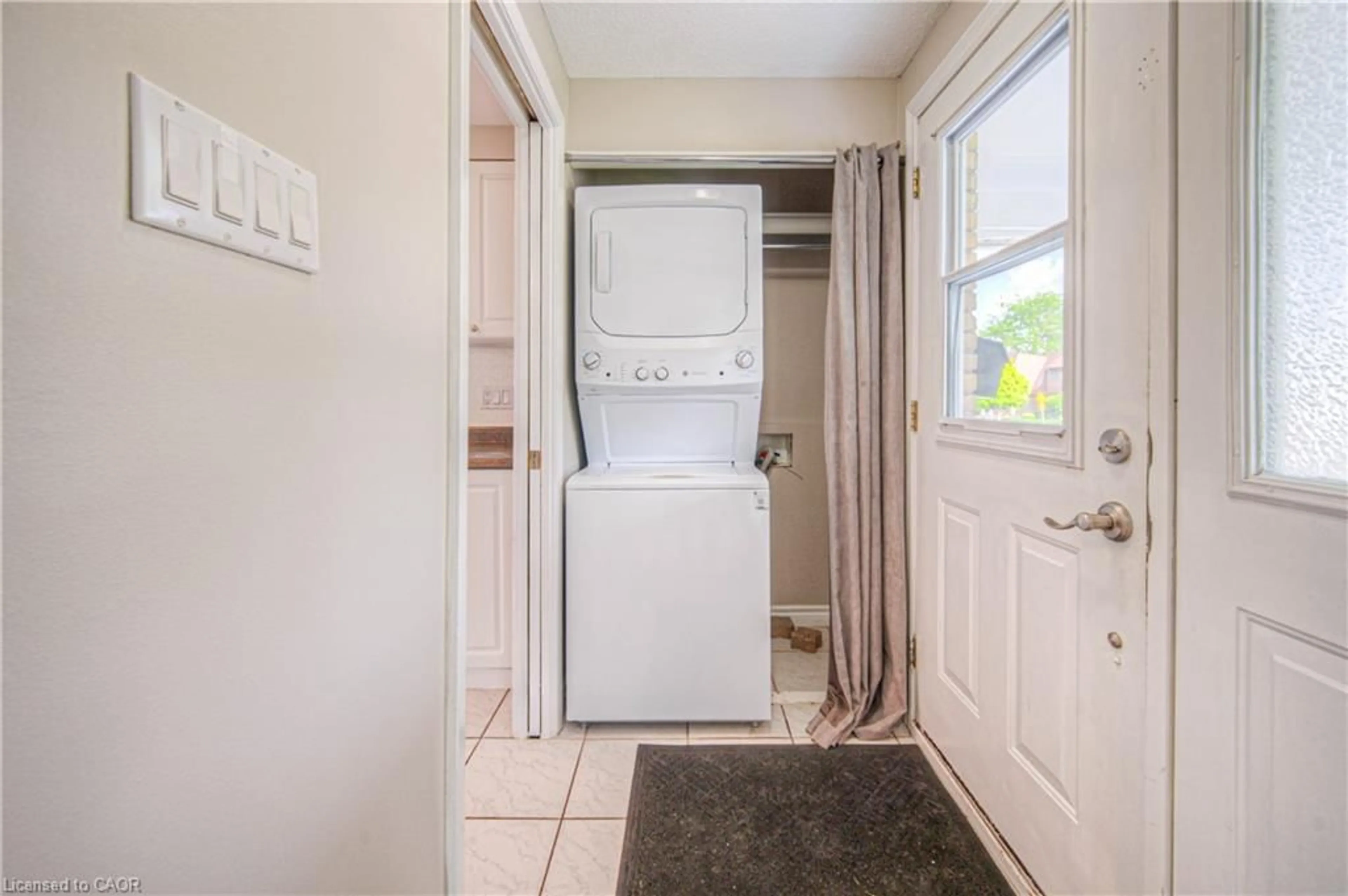 Indoor entryway for 119 Kingswood Dr, Kitchener Ontario N2E 1B2