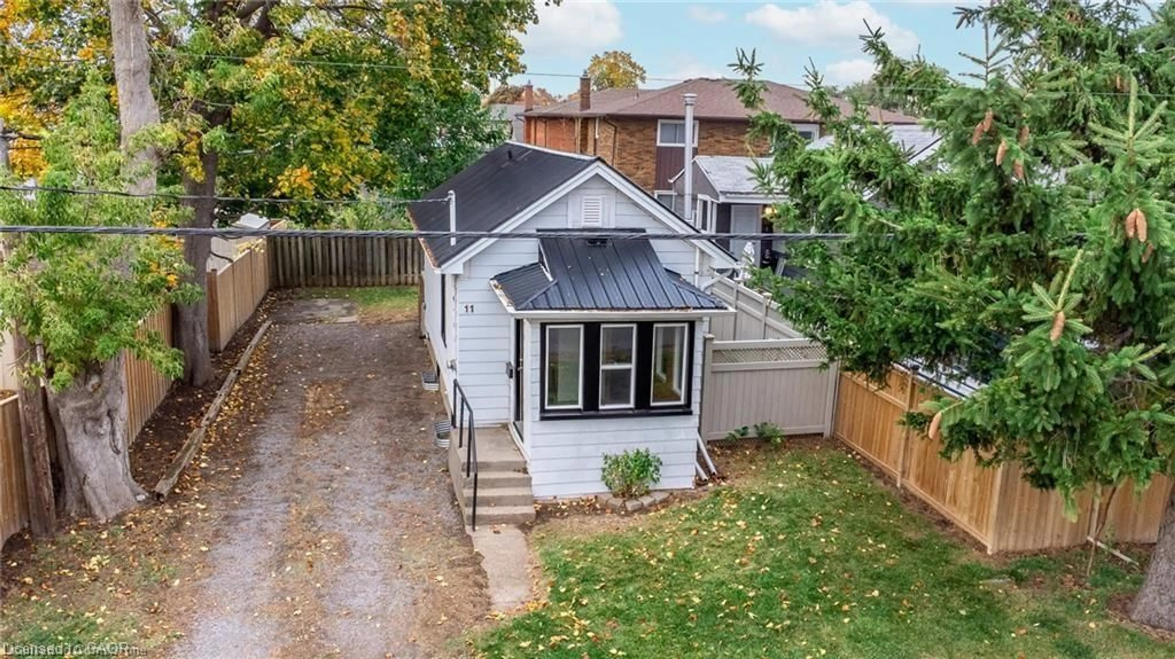 A pic from outside/outdoor area/front of a property/back of a property/a pic from drone, street for 11 Perry St, St. Catharines Ontario L2R 1K7