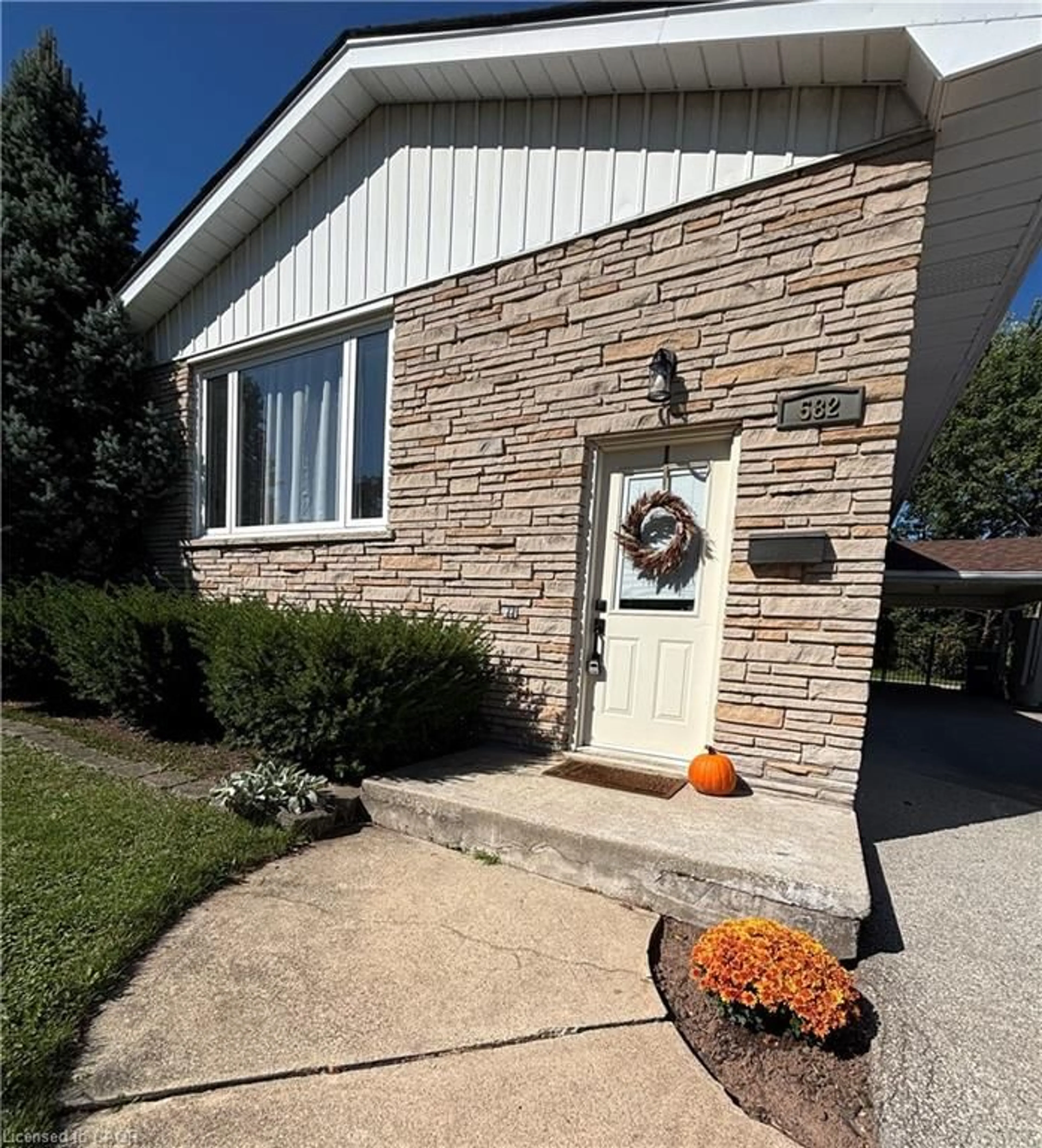 Home with brick exterior material, street for 582 Chamberlain Rd, Burlington Ontario L7L 2V5