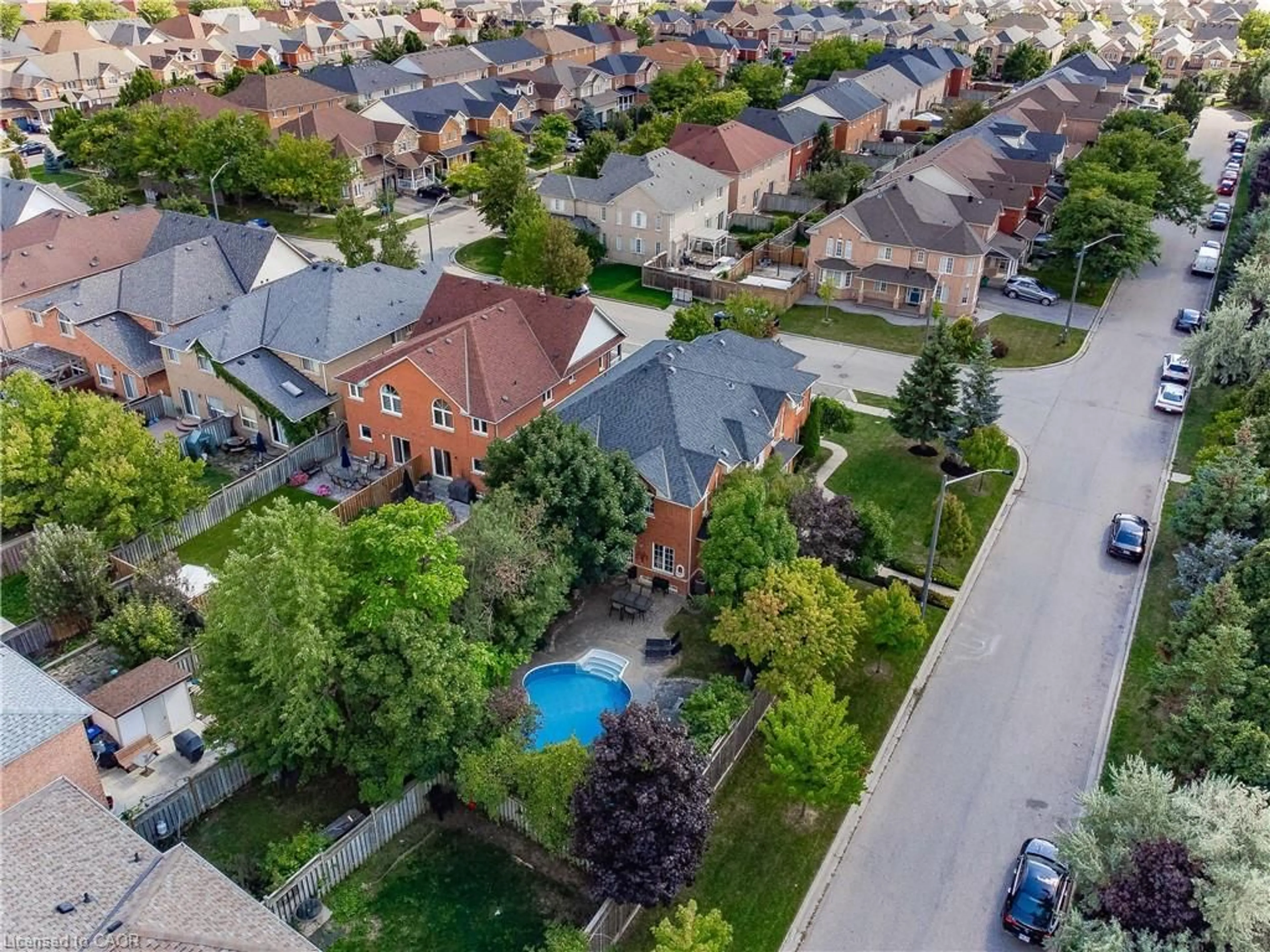 A pic from outside/outdoor area/front of a property/back of a property/a pic from drone, street for 3288 Equestrian Cres, Mississauga Ontario L5M 6T1