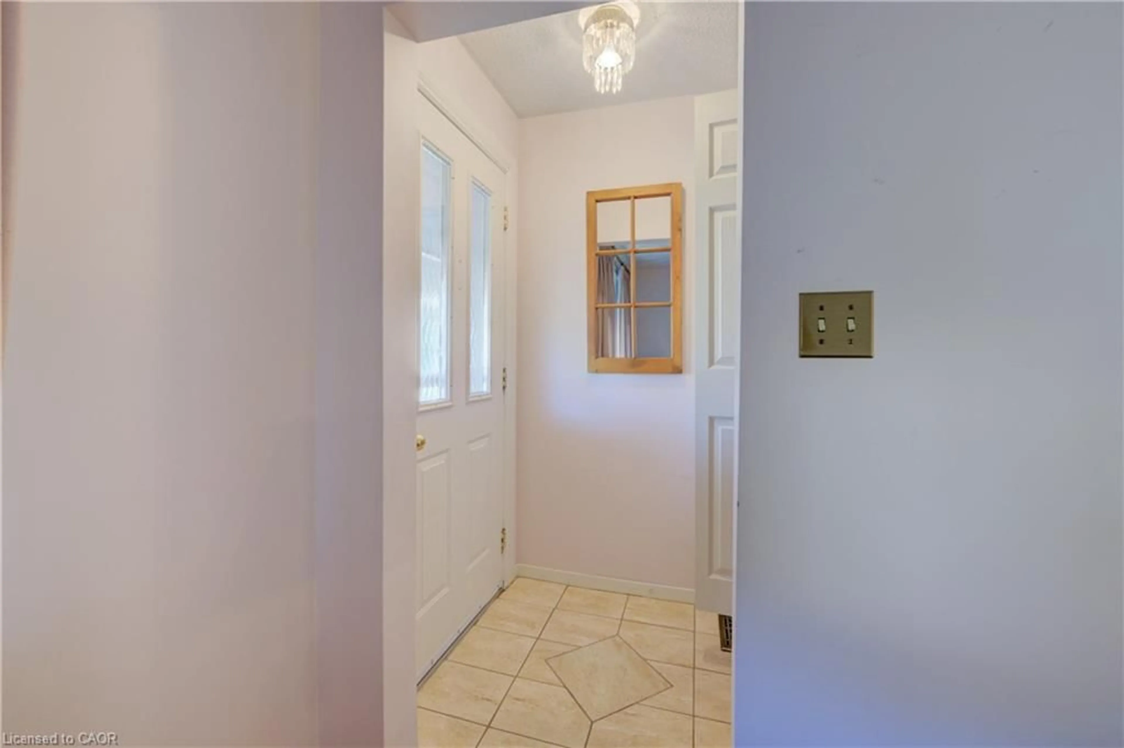 Indoor entryway for 255 Grand St, Brantford Ontario N3R 4C6