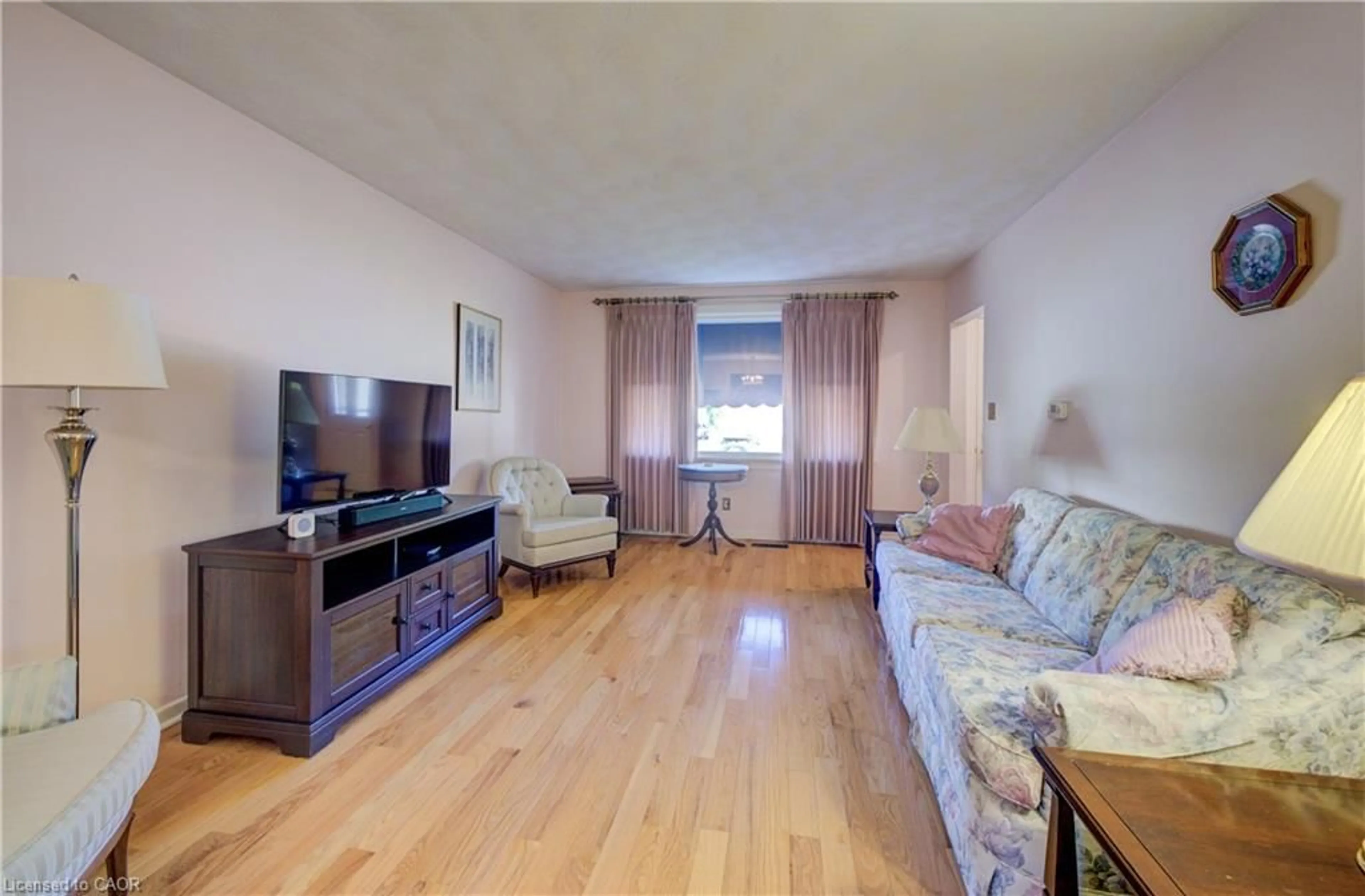 Living room with furniture, wood/laminate floor for 255 Grand St, Brantford Ontario N3R 4C6