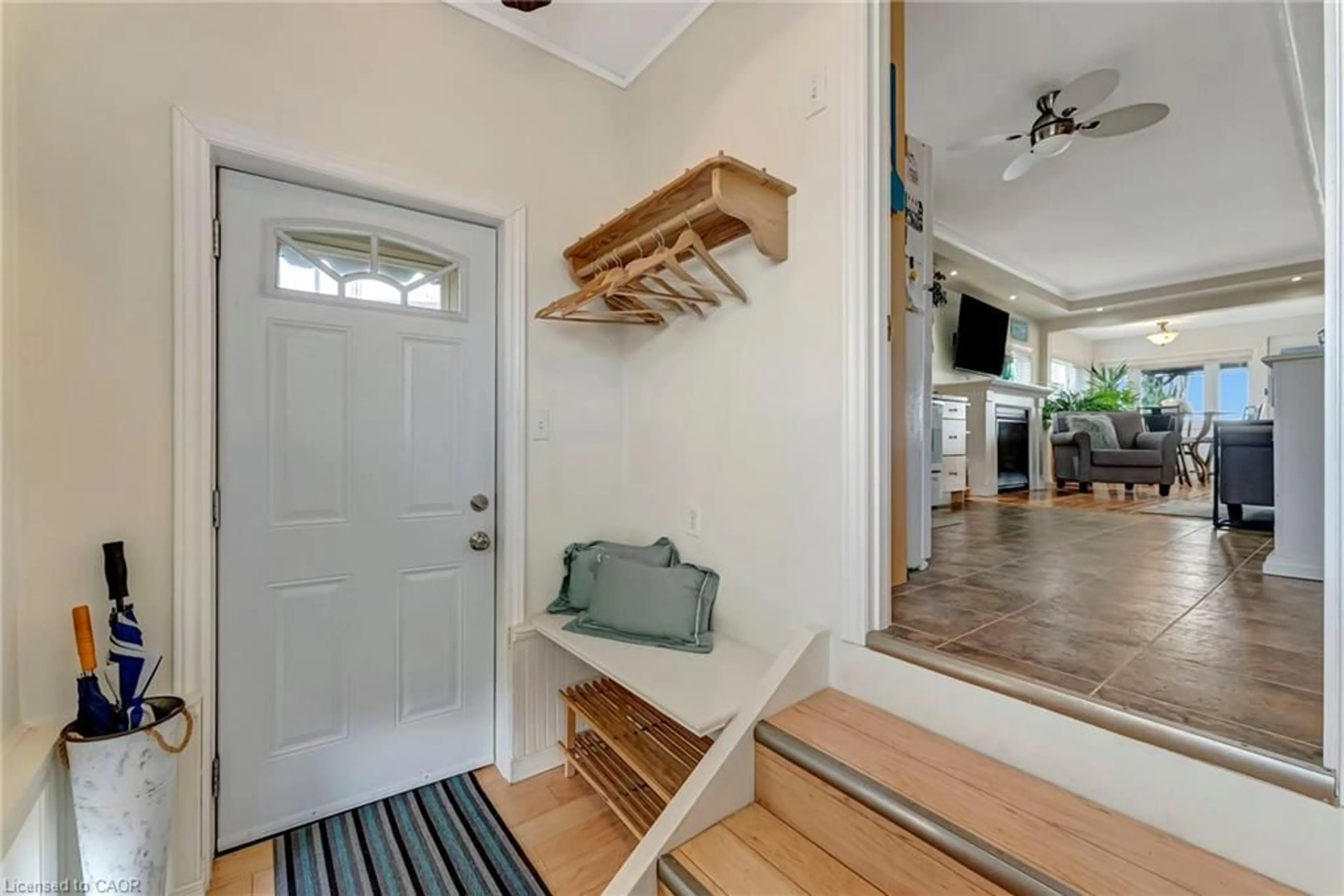 Indoor entryway for 968 South Coast Dr, Selkirk Ontario N0A 1L0