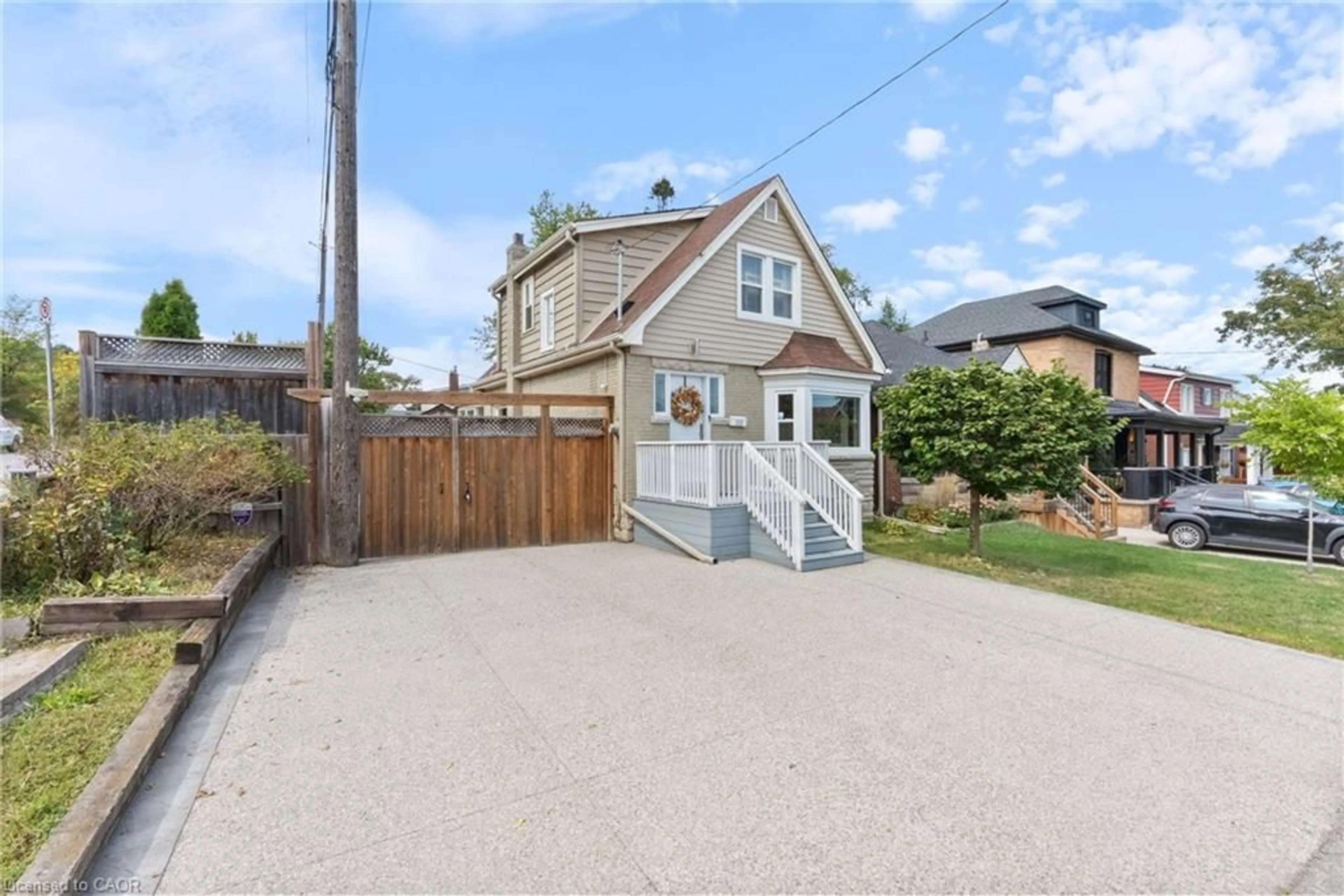 A pic from outside/outdoor area/front of a property/back of a property/a pic from drone, street for 312 Wexford Ave, Hamilton Ontario L8K 2P3