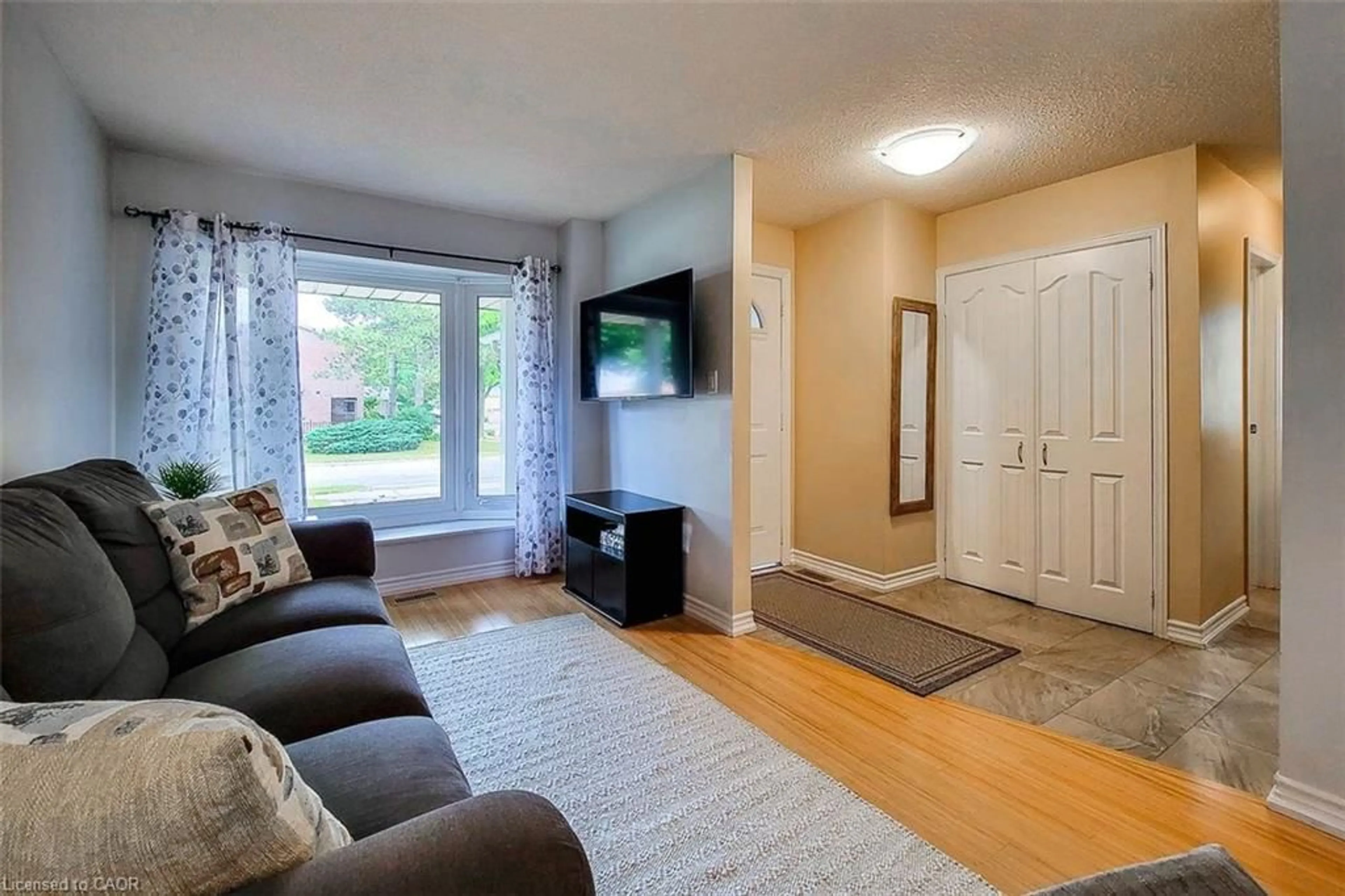 Living room with furniture, unknown for 3111 Cantelon Cres, Mississauga Ontario L5N 3J7