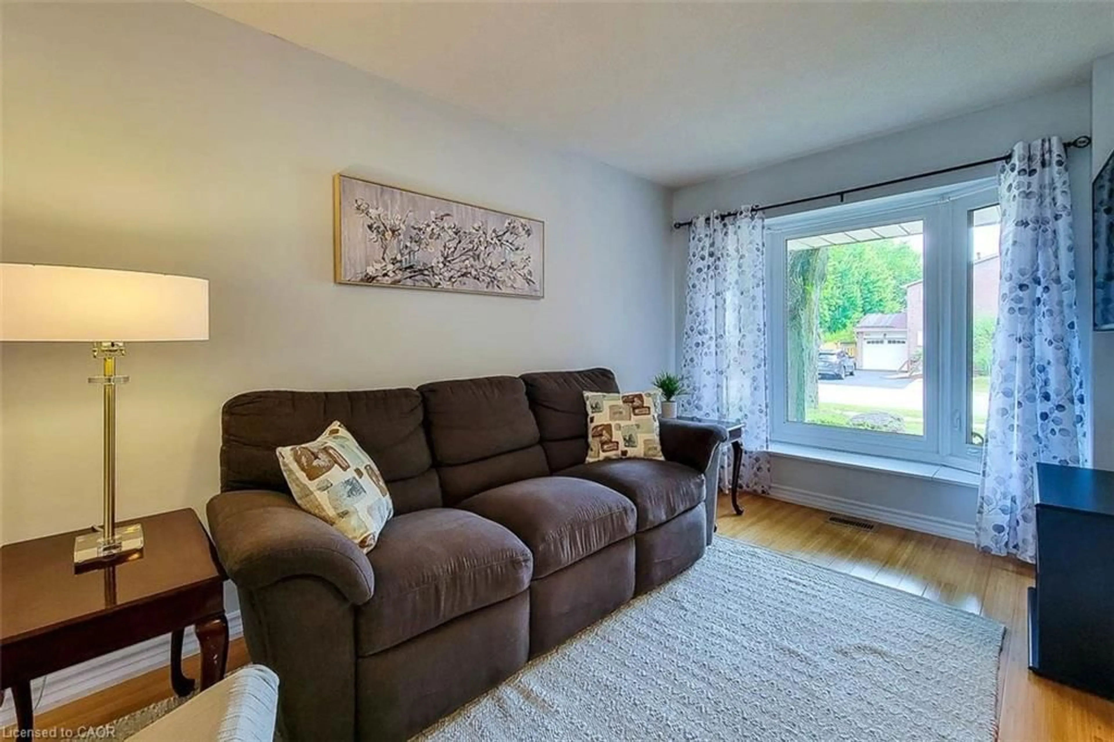 Living room with furniture, unknown for 3111 Cantelon Cres, Mississauga Ontario L5N 3J7